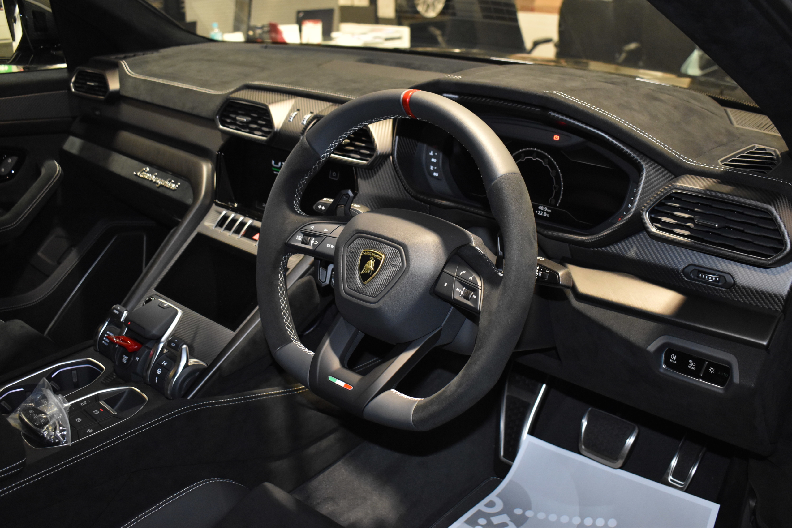 ランボルギーニ　ウルス　ペルフォルマンテ　カーボンエクステリアPKG　アクラポビッチ　ボンドカーズ　ボンド大阪　ボンドグループ