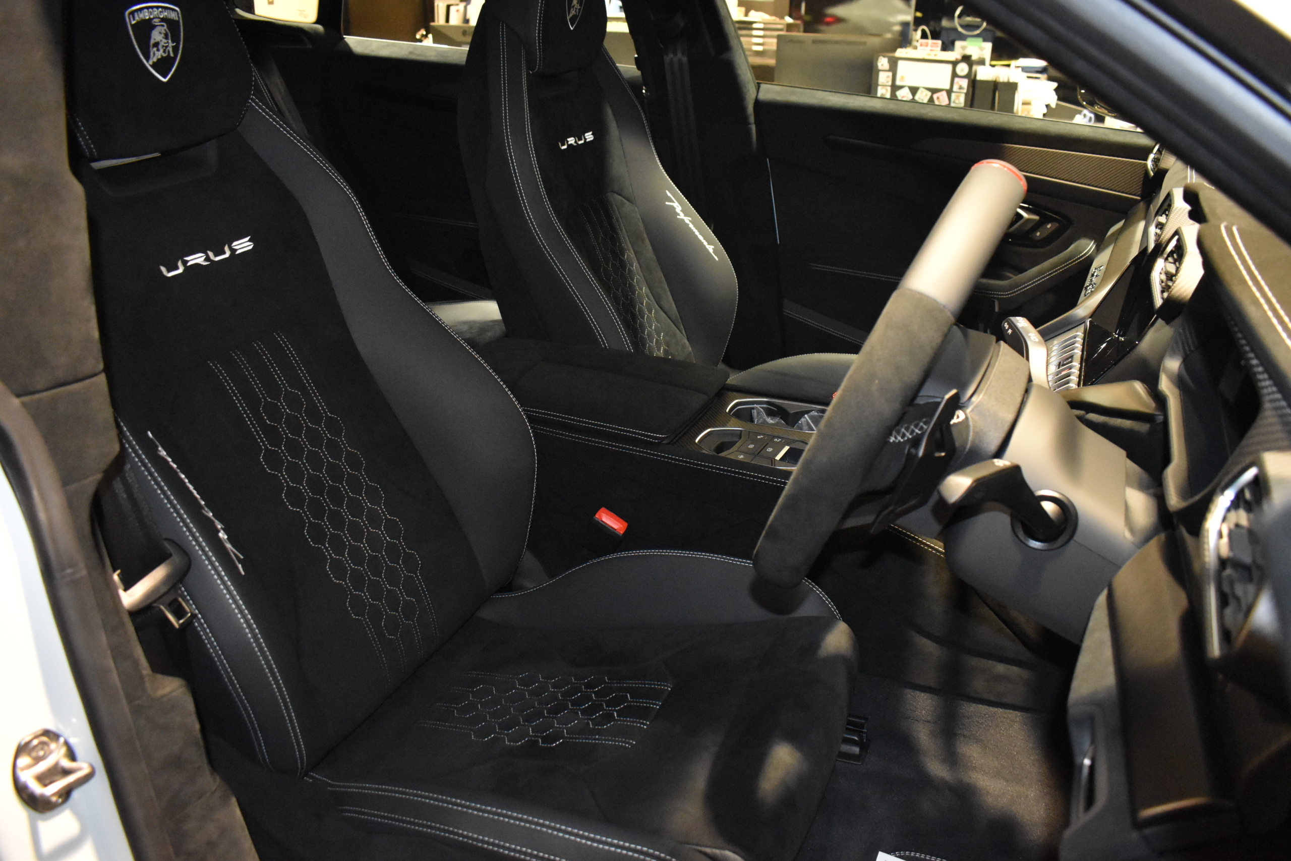 ランボルギーニ　ウルス　ペルフォルマンテ　カーボンエクステリアPKG　アクラポビッチ　ボンドカーズ　ボンド大阪　ボンドグループ