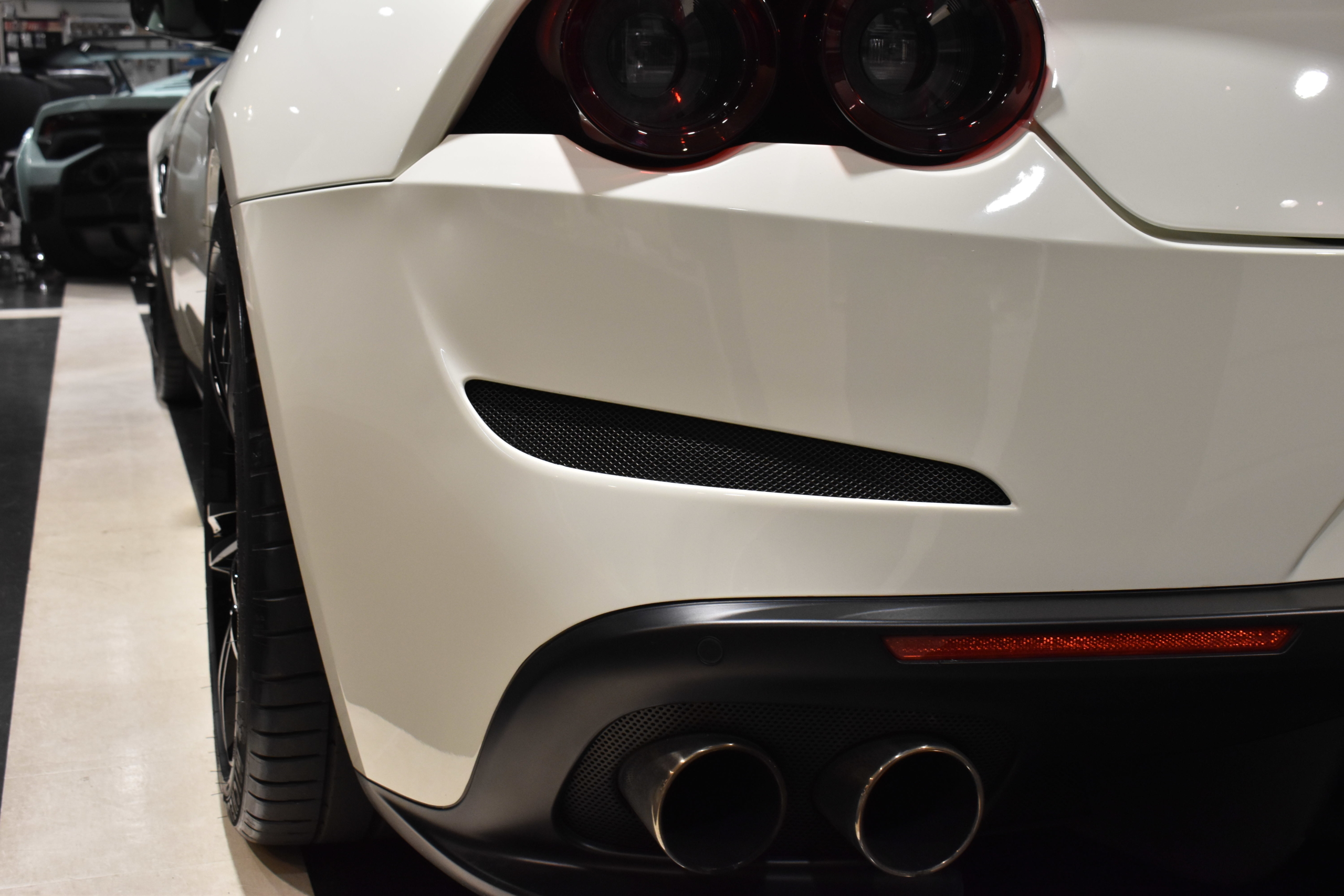 フェラーリ　GTC4Lusso　ルッソ　V12　４人乗り　ローダウン　カスタム　オプション多数　ボンドカーズ　ボンド大阪　新着入庫車両