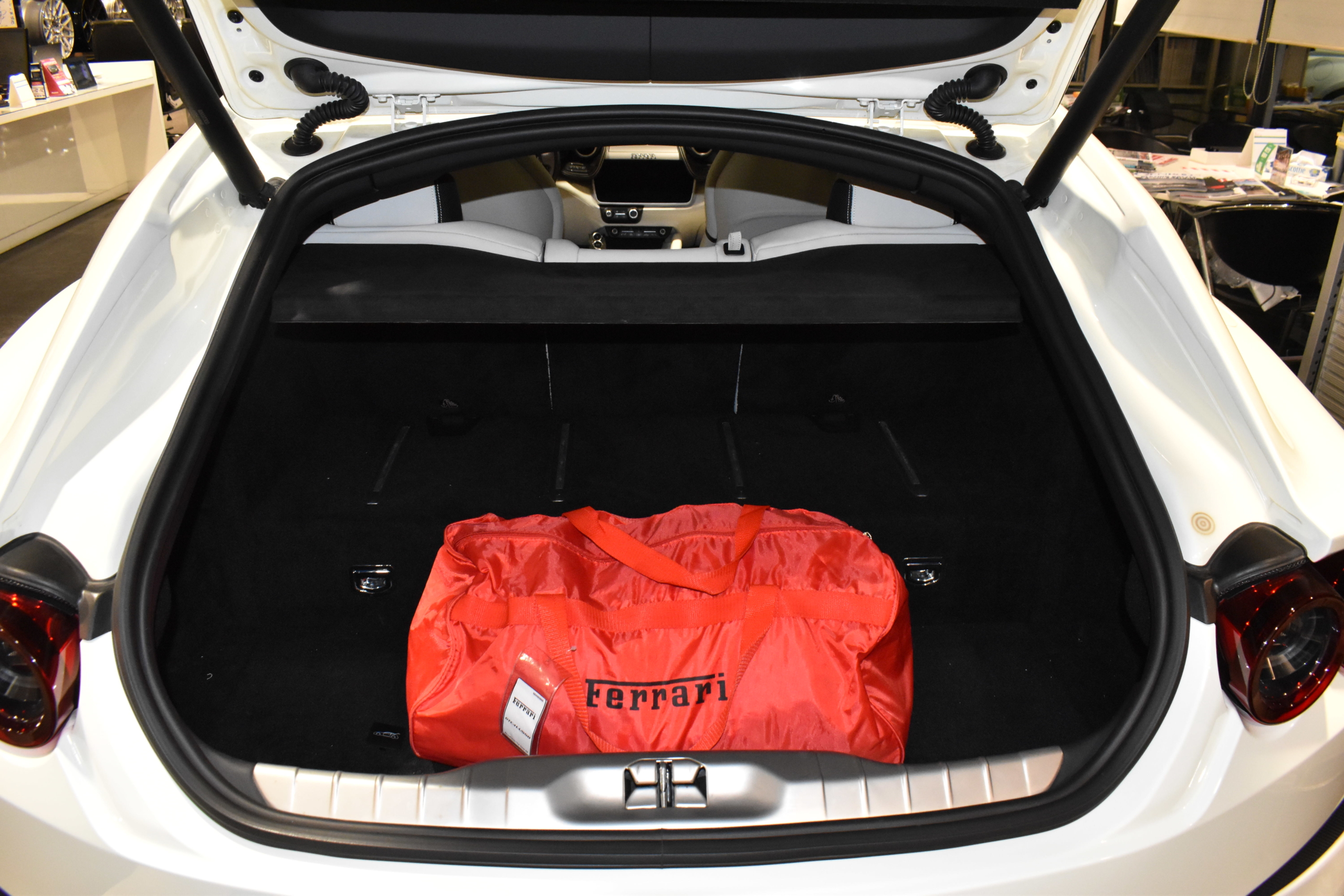 フェラーリ　GTC4Lusso　ルッソ　V12　４人乗り　ローダウン　カスタム　オプション多数　ボンドカーズ　ボンド大阪　新着入庫車両