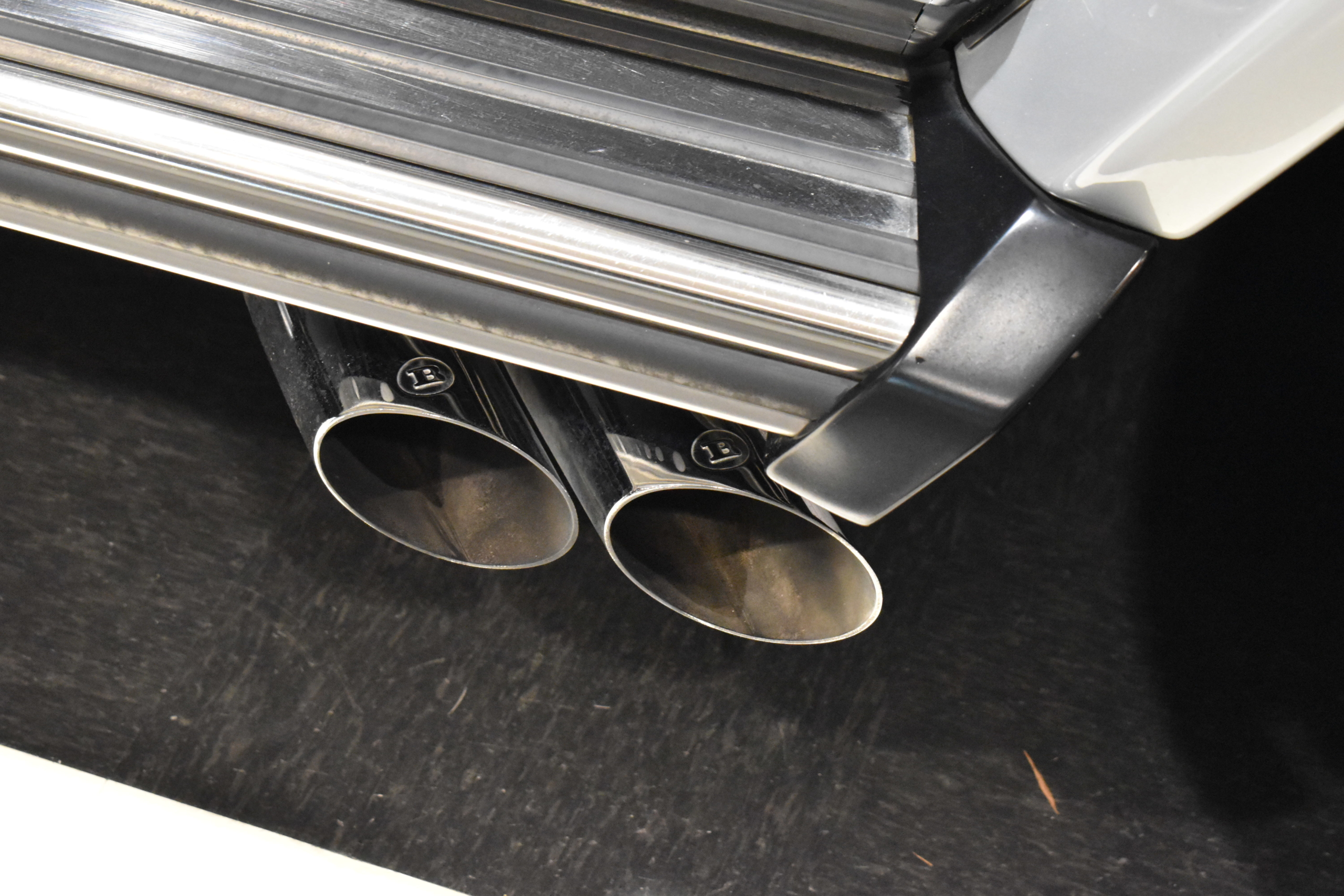 Ｇ６５　Ｖ１２エンジン　ブラバスマフラー　メッキグリル／ホイール　IIDサスペンション　ＥＤ４６３デカール　ｄｅｓｉｇｎｏエクスクルーシブインテリアＰＫＧ（ダイヤモンドステッチ／ｄｅｓｉｇｎｏレザーシート・ダッシュボード