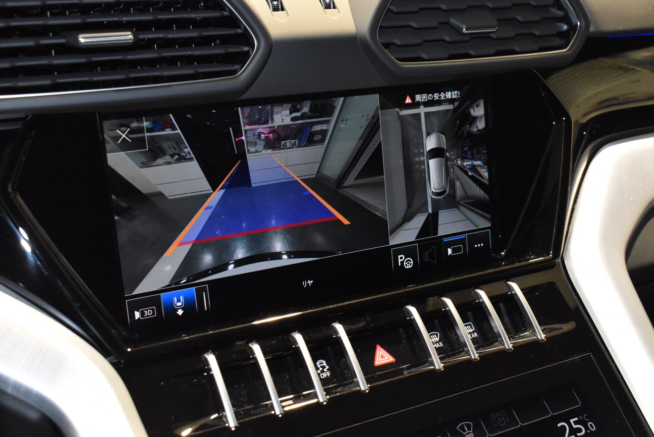 ランボルギーニ　ウルス　左ハンドル　V8　ビアンコモノセレス　新着入庫車両　ボンド大阪　ボンドカーズ