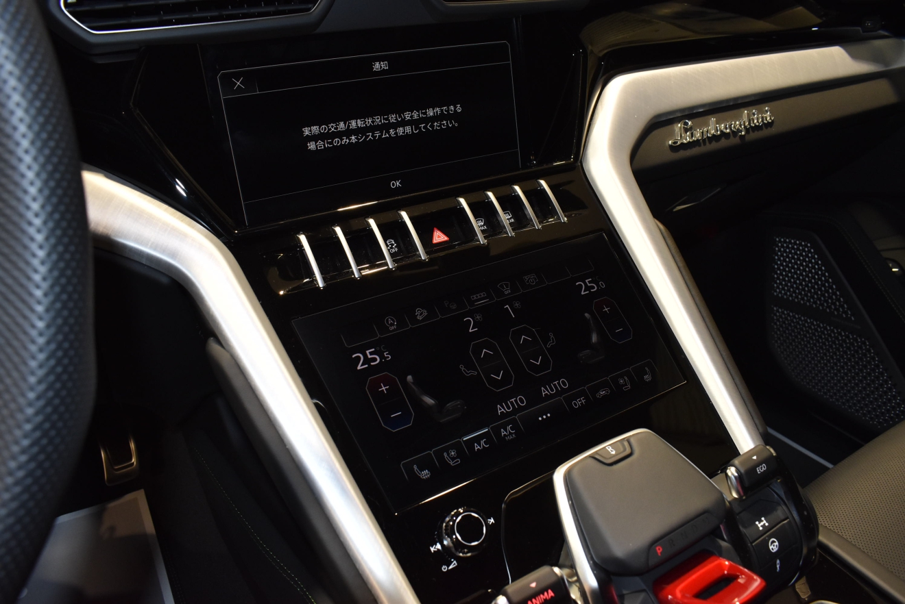 ランボルギーニ　ウルス　左ハンドル　V8　ビアンコモノセレス　新着入庫車両　ボンド大阪　ボンドカーズ