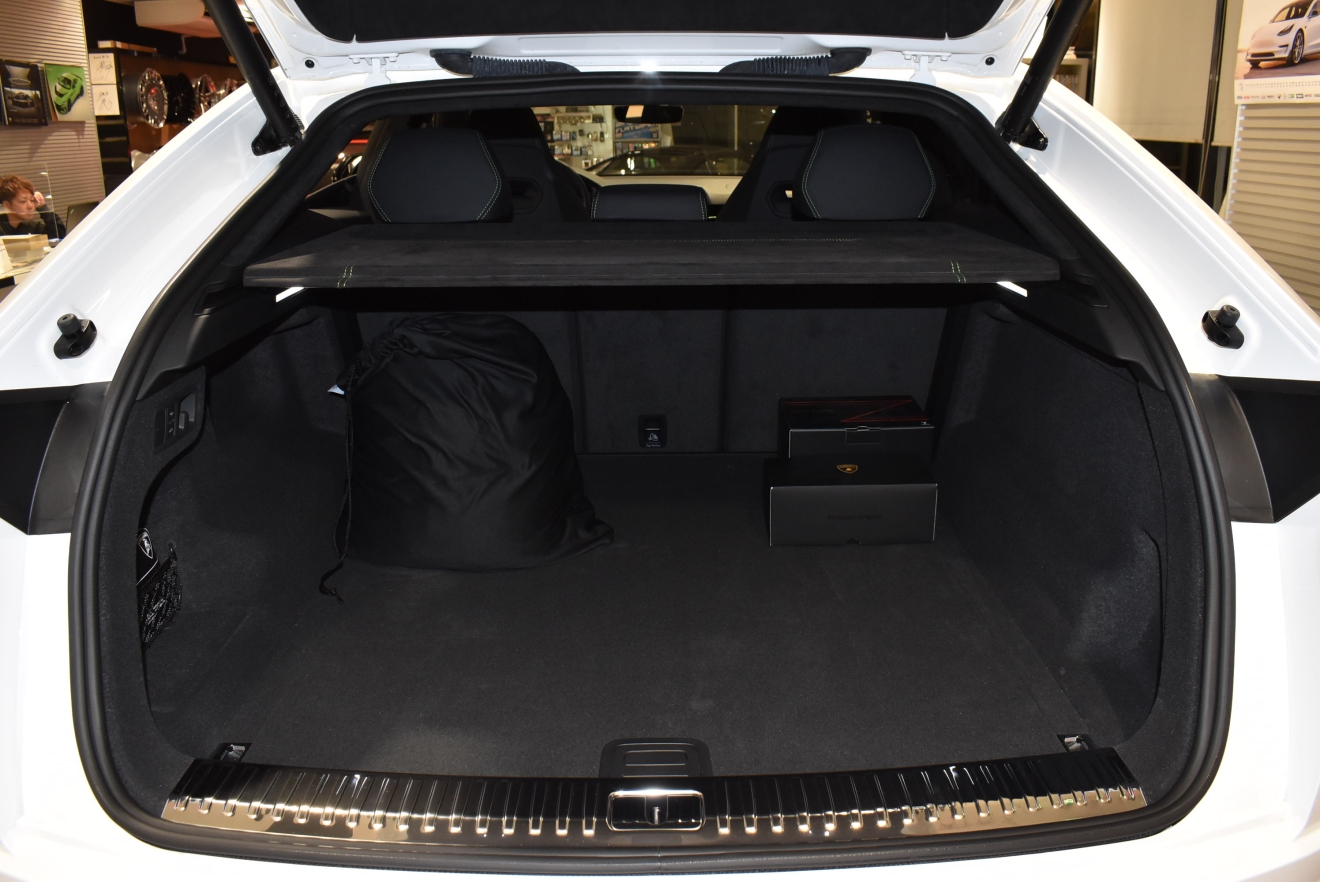 ランボルギーニ　ウルス　左ハンドル　V8　ビアンコモノセレス　新着入庫車両　ボンド大阪　ボンドカーズ