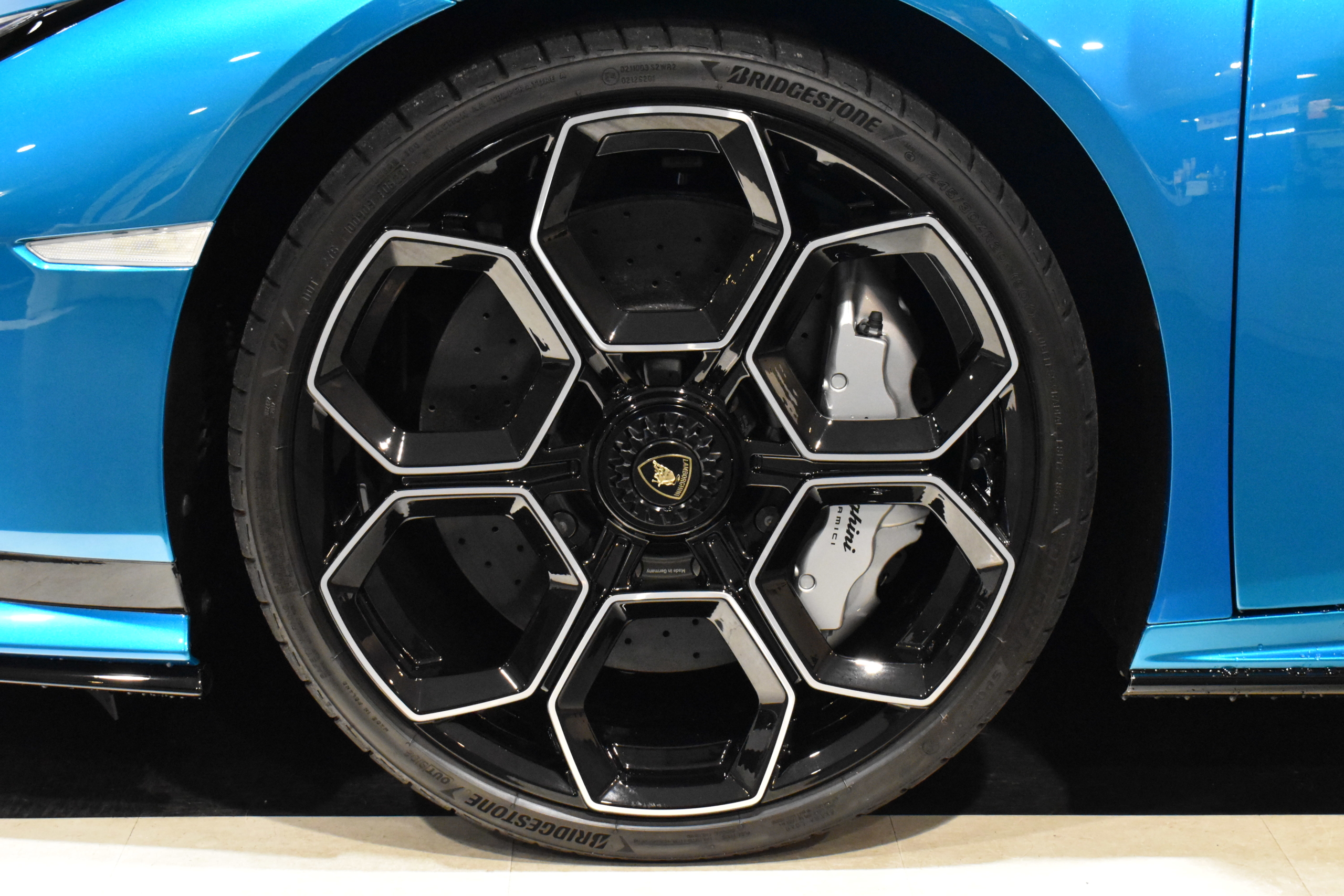 LAMBORGHINI　HURACAN　TECNICA　ボディフルプロテクションフィルム　デジタルインナーミラー　OPカラーBluUranus　スタイルパック　ダーククローム＆カーボンツイルパック　リアバンパーシャイニーブラック　ディフューザーボディカラー　リアカーボンボンネット　DAMISO ダイヤモンドカット20インチホイール　Sensonumサウンド　スポーツシート