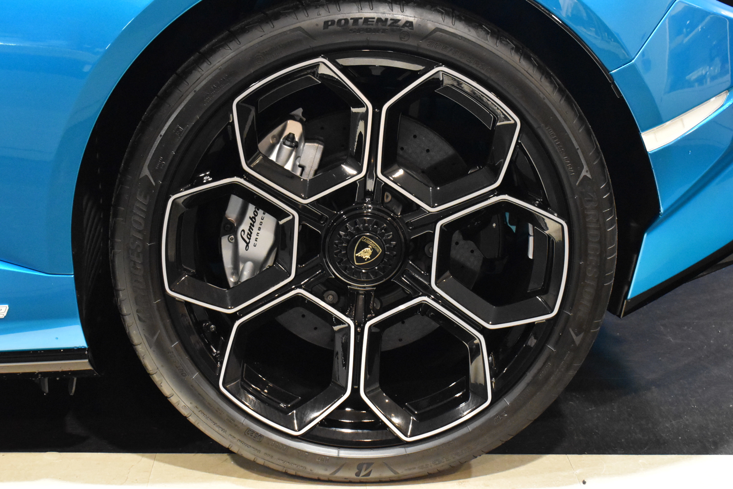 LAMBORGHINI　HURACAN　TECNICA　ボディフルプロテクションフィルム　デジタルインナーミラー　OPカラーBluUranus　スタイルパック　ダーククローム＆カーボンツイルパック　リアバンパーシャイニーブラック　ディフューザーボディカラー　リアカーボンボンネット　DAMISO ダイヤモンドカット20インチホイール　Sensonumサウンド　スポーツシート