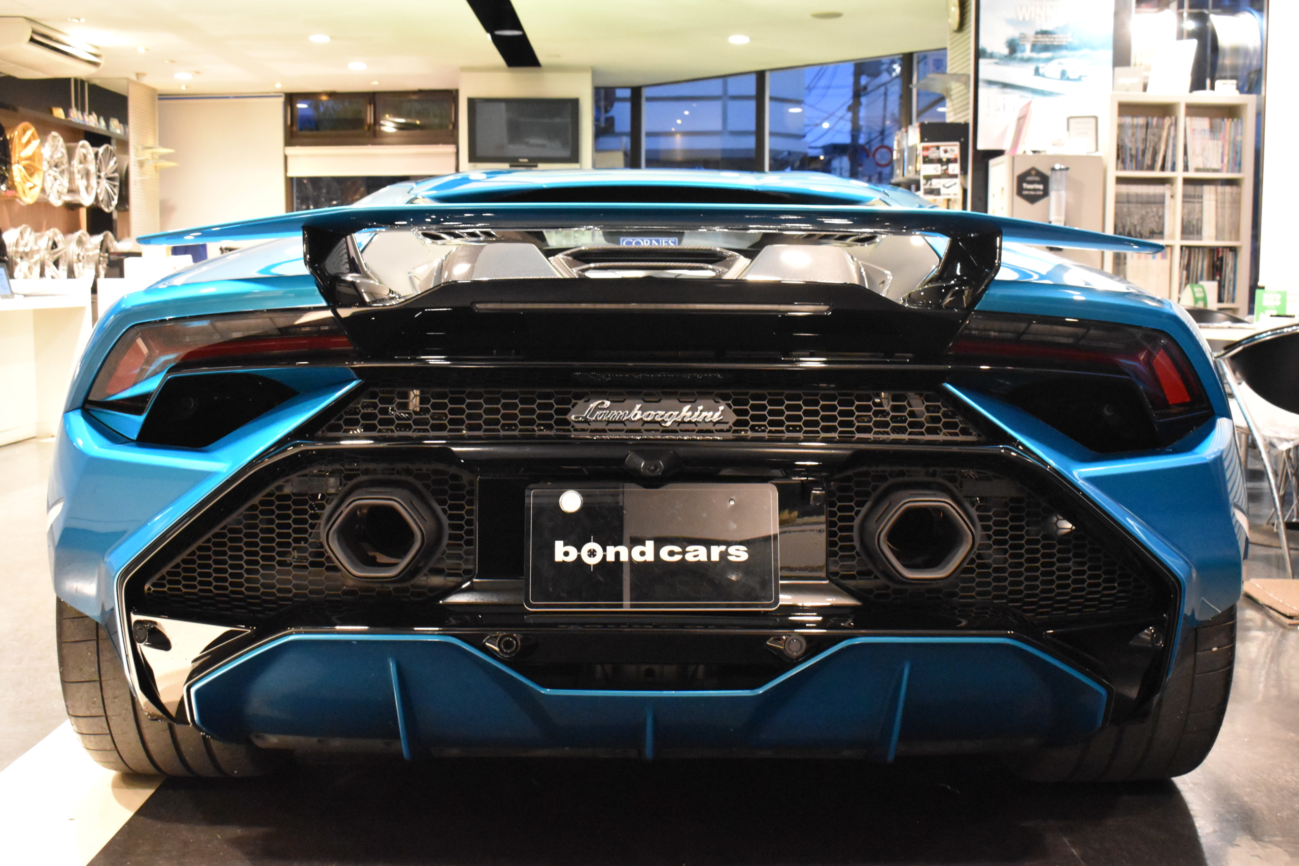 LAMBORGHINI　HURACAN　TECNICA　ボディフルプロテクションフィルム　デジタルインナーミラー　OPカラーBluUranus　スタイルパック　ダーククローム＆カーボンツイルパック　リアバンパーシャイニーブラック　ディフューザーボディカラー　リアカーボンボンネット　DAMISO ダイヤモンドカット20インチホイール　Sensonumサウンド　スポーツシート