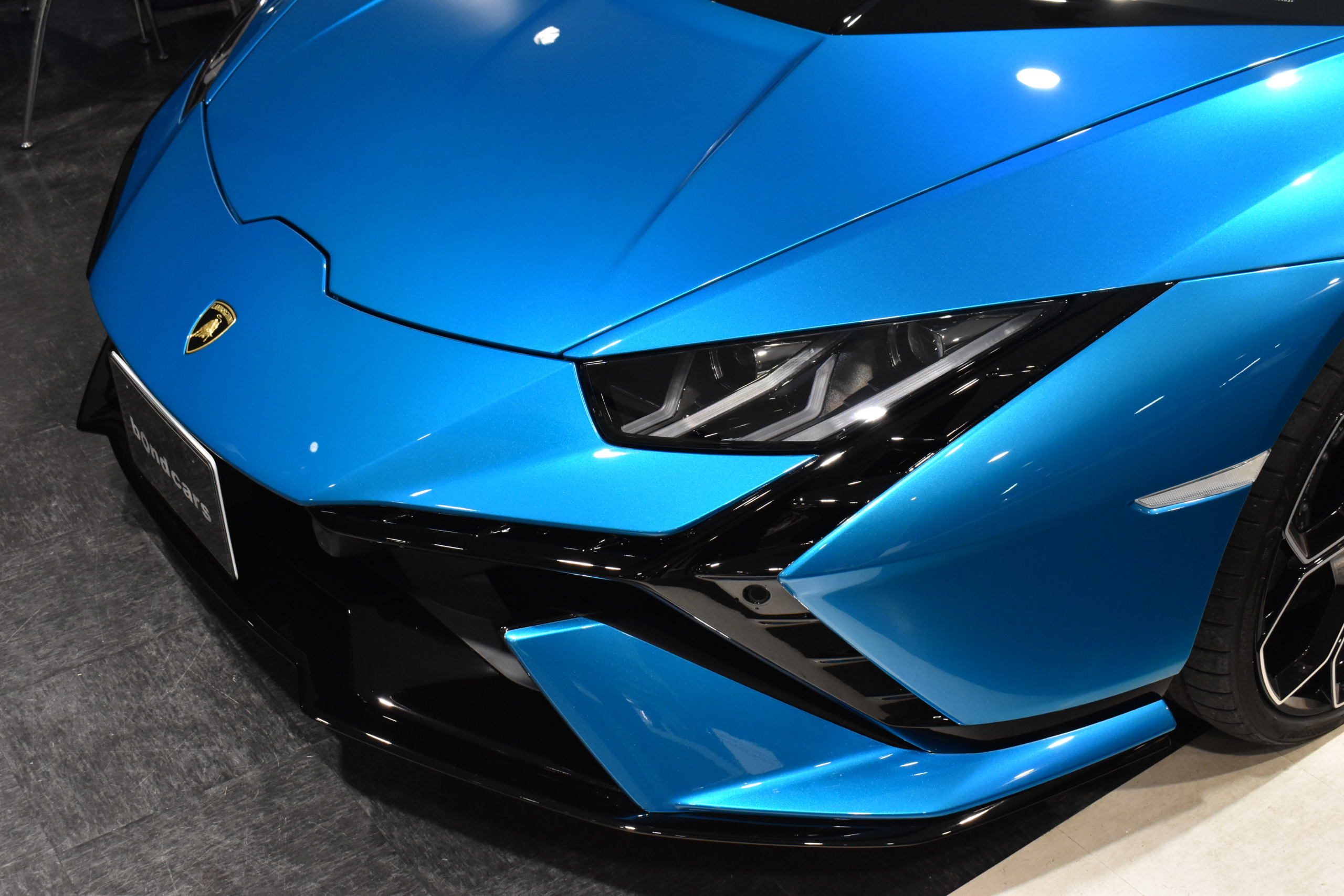 LAMBORGHINI　HURACAN　TECNICA　ボディフルプロテクションフィルム　デジタルインナーミラー　OPカラーBluUranus　スタイルパック　ダーククローム＆カーボンツイルパック　リアバンパーシャイニーブラック　ディフューザーボディカラー　リアカーボンボンネット　DAMISO ダイヤモンドカット20インチホイール　Sensonumサウンド　スポーツシート