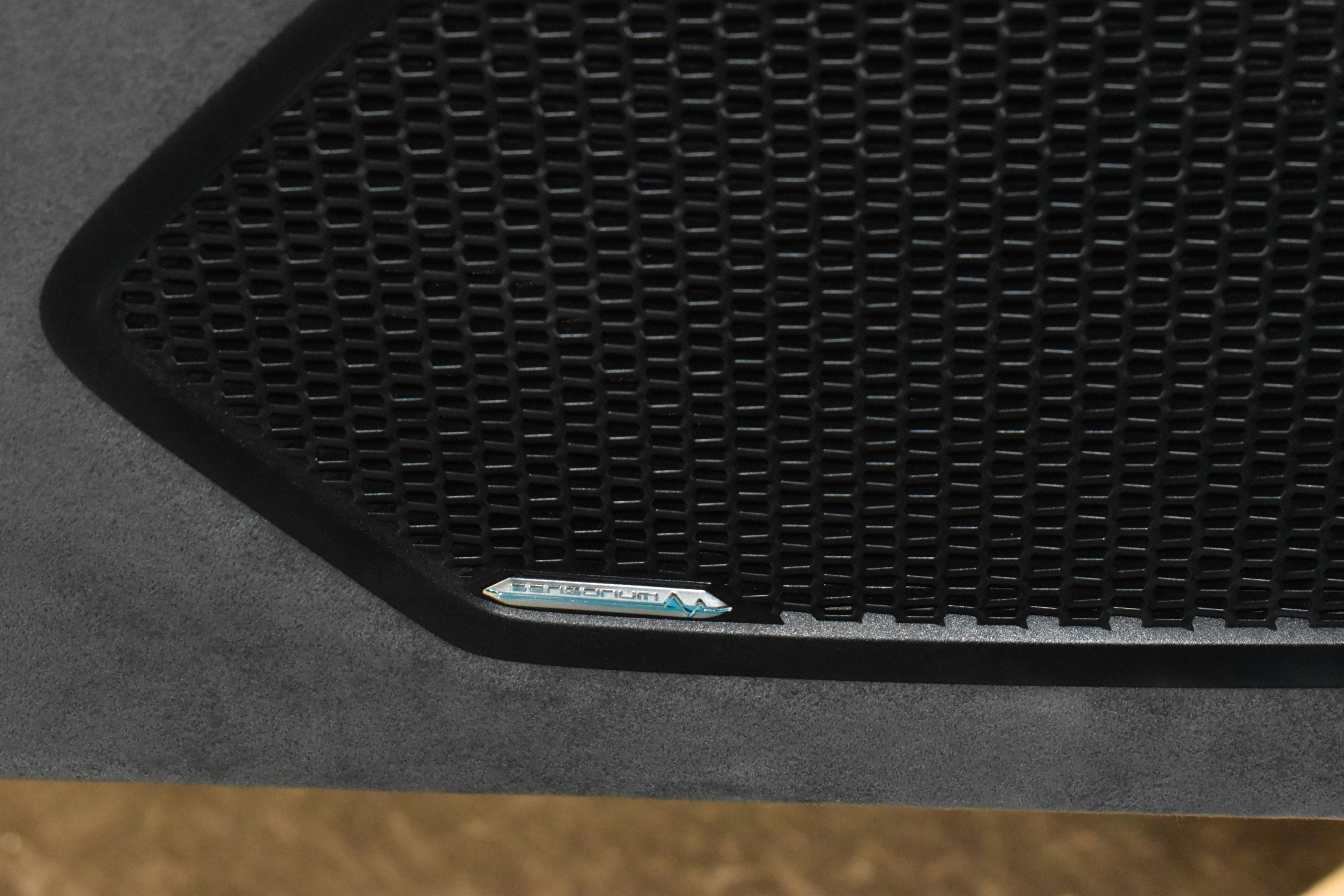 LAMBORGHINI　HURACAN　TECNICA　ボディフルプロテクションフィルム　デジタルインナーミラー　OPカラーBluUranus　スタイルパック　ダーククローム＆カーボンツイルパック　リアバンパーシャイニーブラック　ディフューザーボディカラー　リアカーボンボンネット　DAMISO ダイヤモンドカット20インチホイール　Sensonumサウンド　スポーツシート