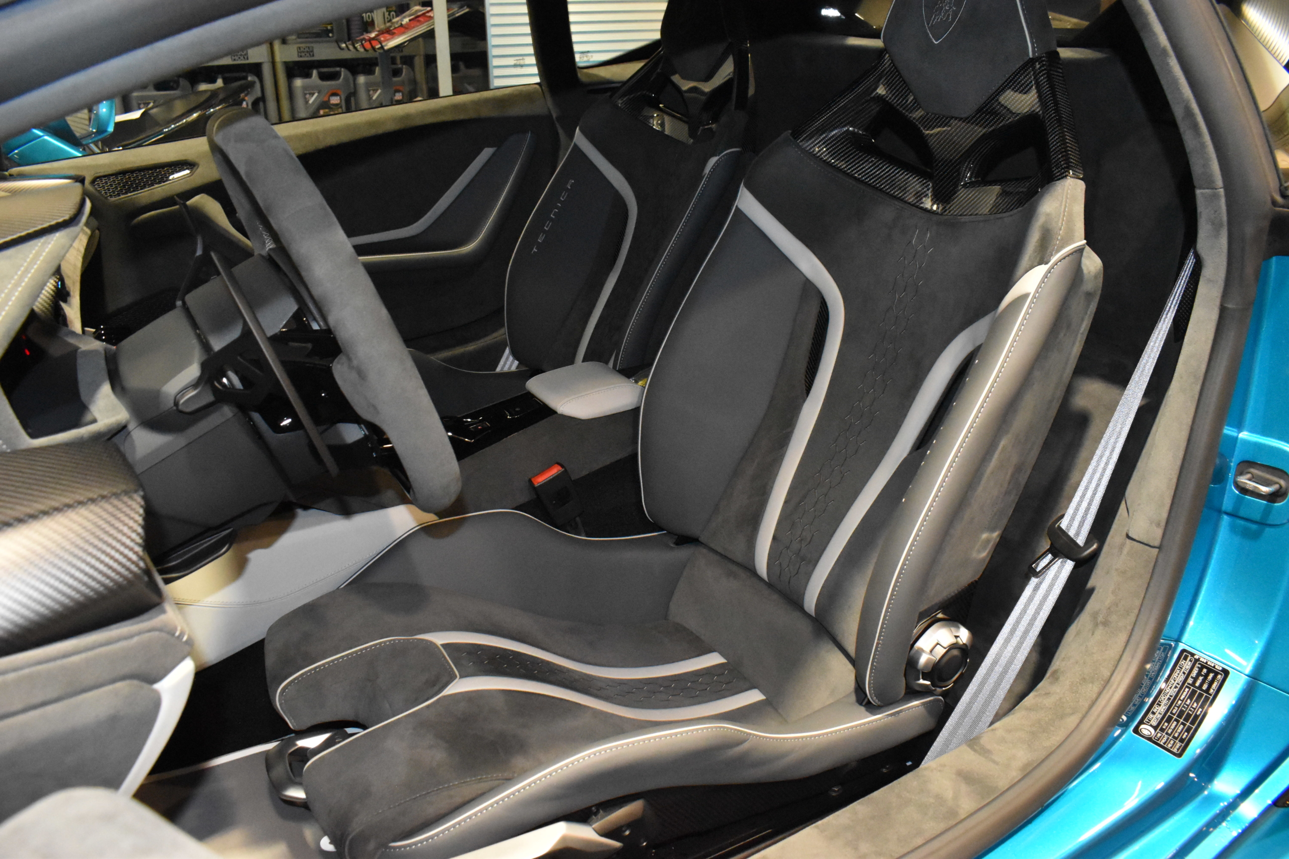 LAMBORGHINI　HURACAN　TECNICA　ボディフルプロテクションフィルム　デジタルインナーミラー　OPカラーBluUranus　スタイルパック　ダーククローム＆カーボンツイルパック　リアバンパーシャイニーブラック　ディフューザーボディカラー　リアカーボンボンネット　DAMISO ダイヤモンドカット20インチホイール　Sensonumサウンド　スポーツシート