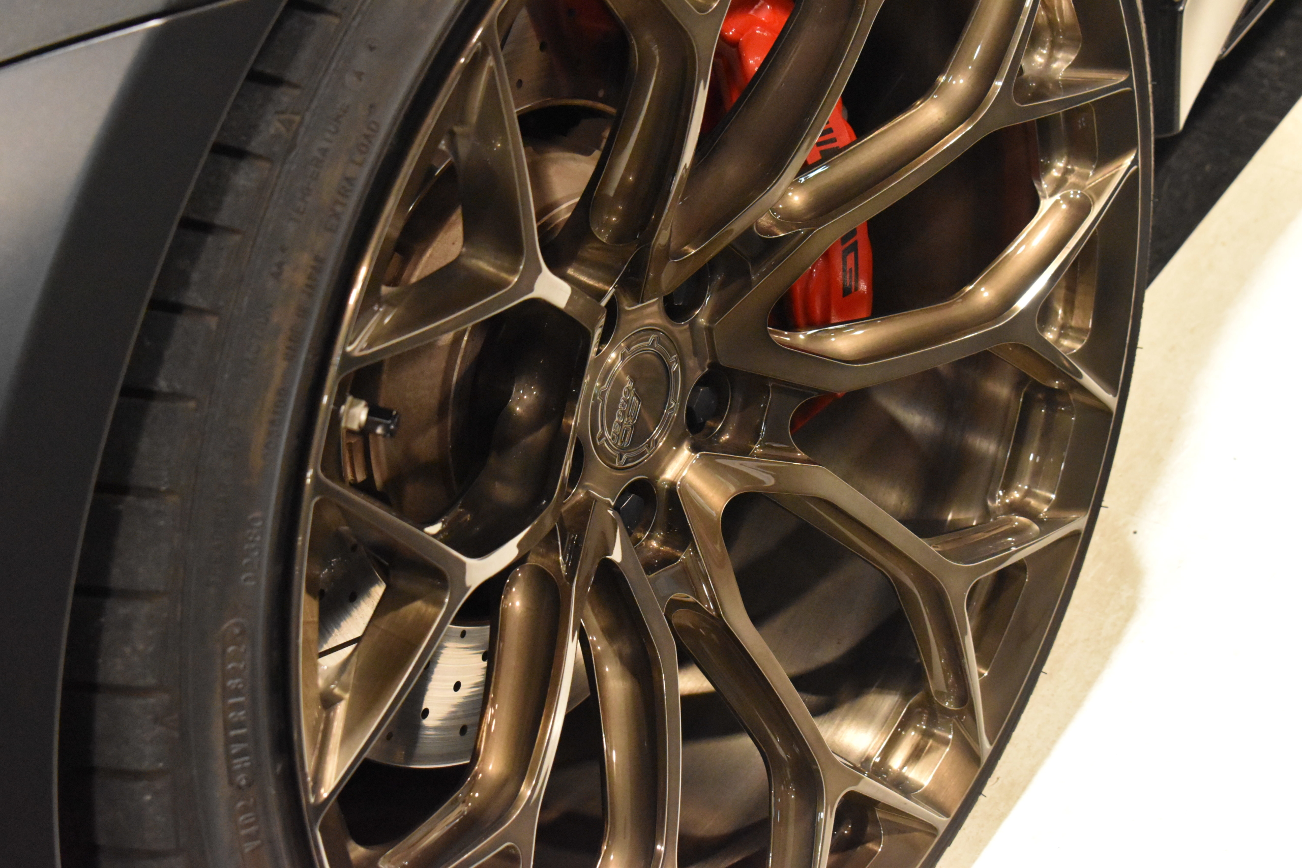 メルセデスAMG　GT53４ドアクーペ　グラファイトグレーマグノ　ナッパフルレザー/レッド　パノラミックルーフ　AMGダイナミックパッケージ 　BCフォージド22インチホイール+ロワリングKIT