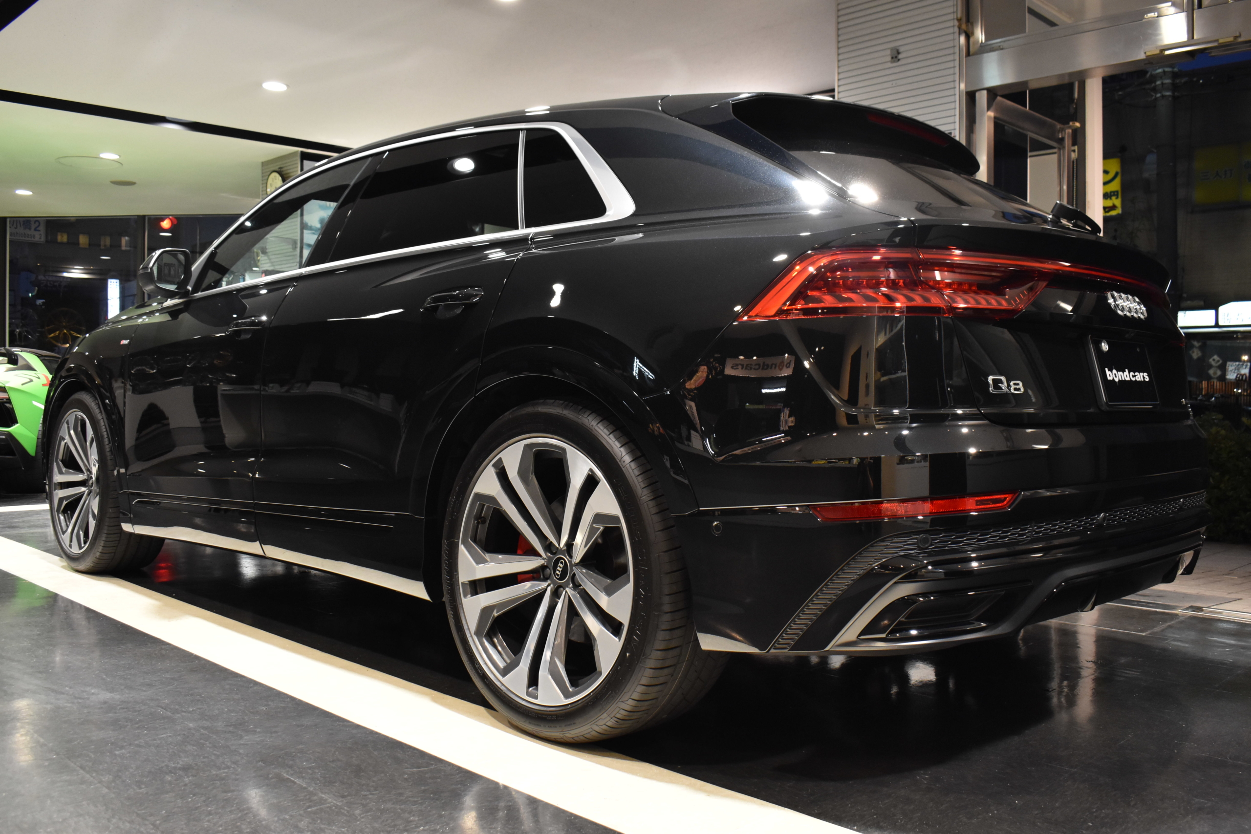 Audi Q8 55TFSI quattro Slineプラスパッケージ　コンフォートアシスタンスパッケージ　パノラマサンルーフ　レッドキャリパー　各部ブラックアウト