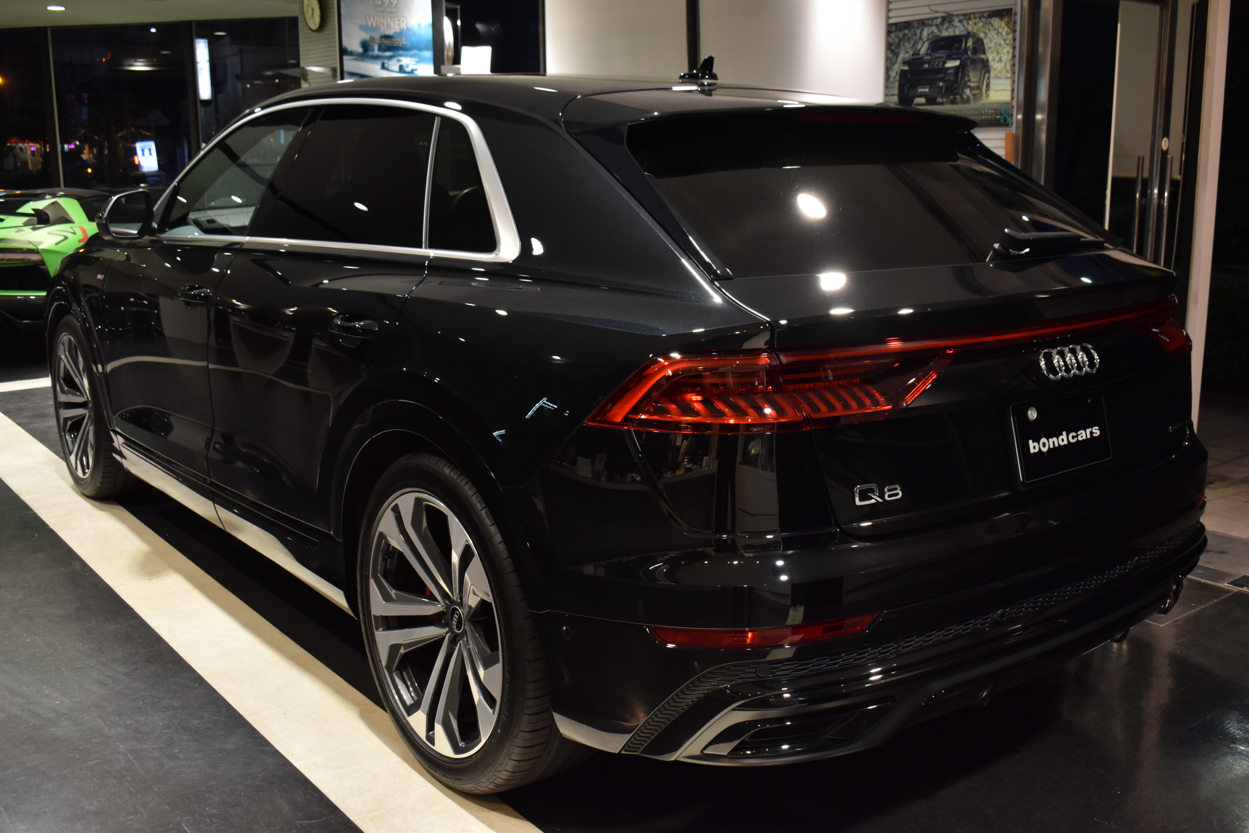 Audi Q8 55TFSI quattro Slineプラスパッケージ　コンフォートアシスタンスパッケージ　パノラマサンルーフ　レッドキャリパー　各部ブラックアウト