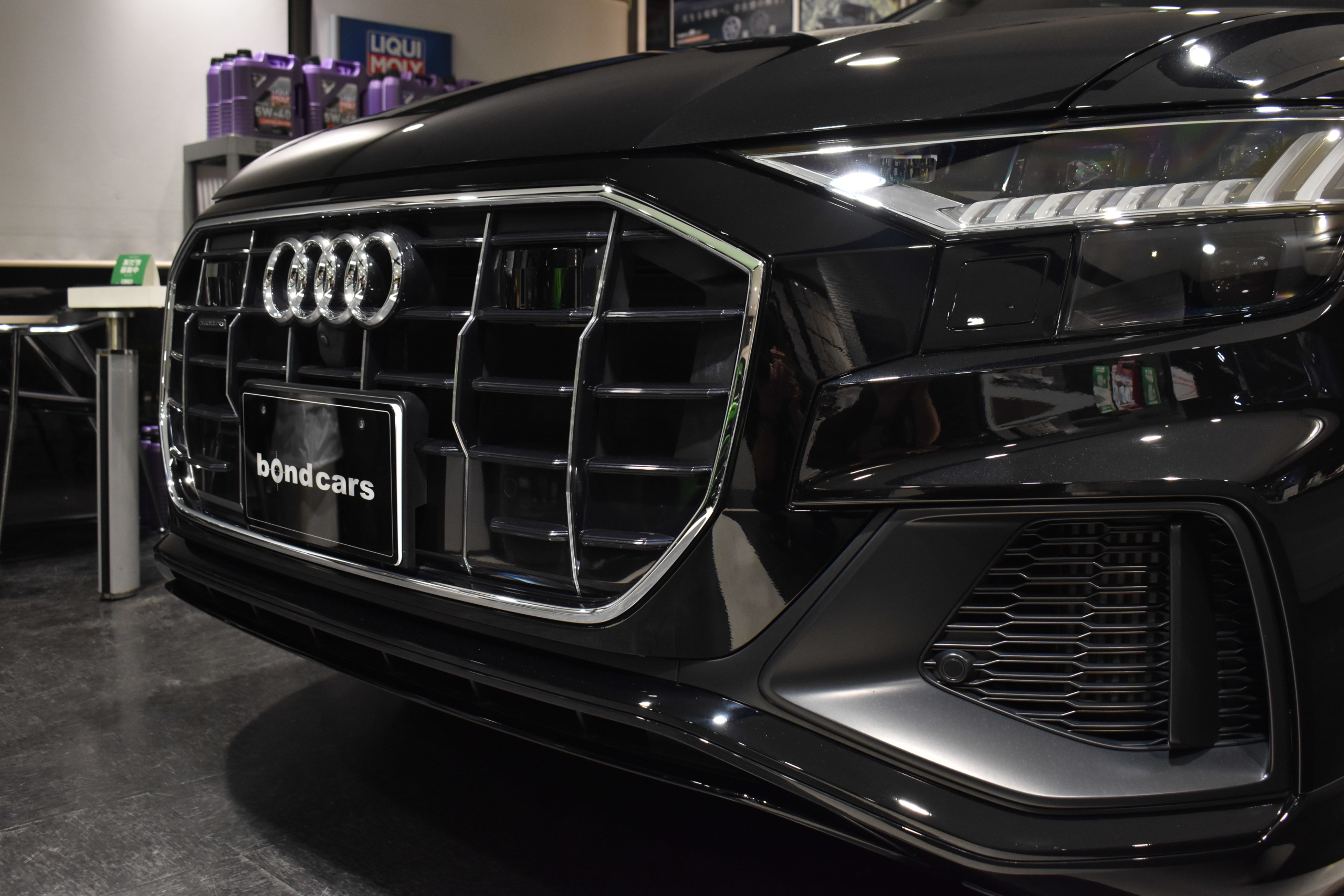 Audi Q8 55TFSI quattro Slineプラスパッケージ　コンフォートアシスタンスパッケージ　パノラマサンルーフ　レッドキャリパー　各部ブラックアウト