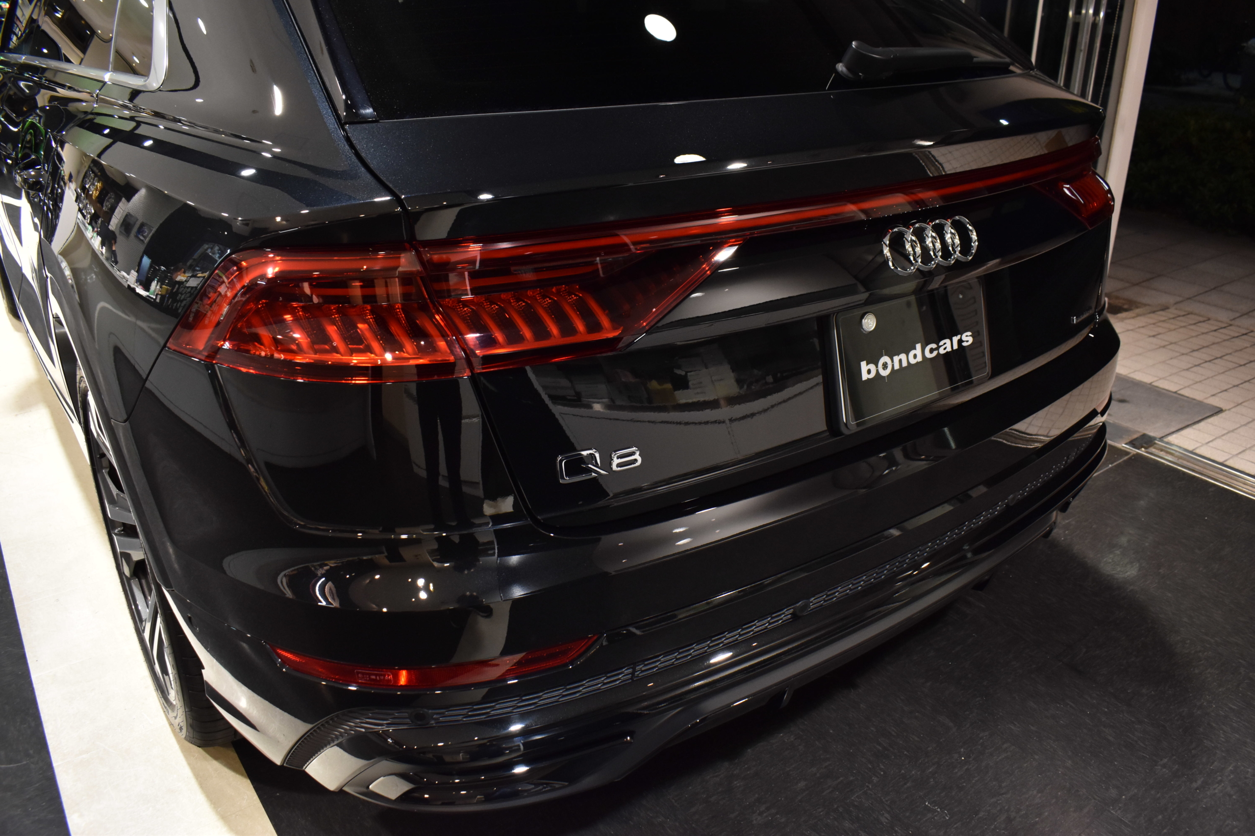 Audi Q8 55TFSI quattro Slineプラスパッケージ　コンフォートアシスタンスパッケージ　パノラマサンルーフ　レッドキャリパー　各部ブラックアウト