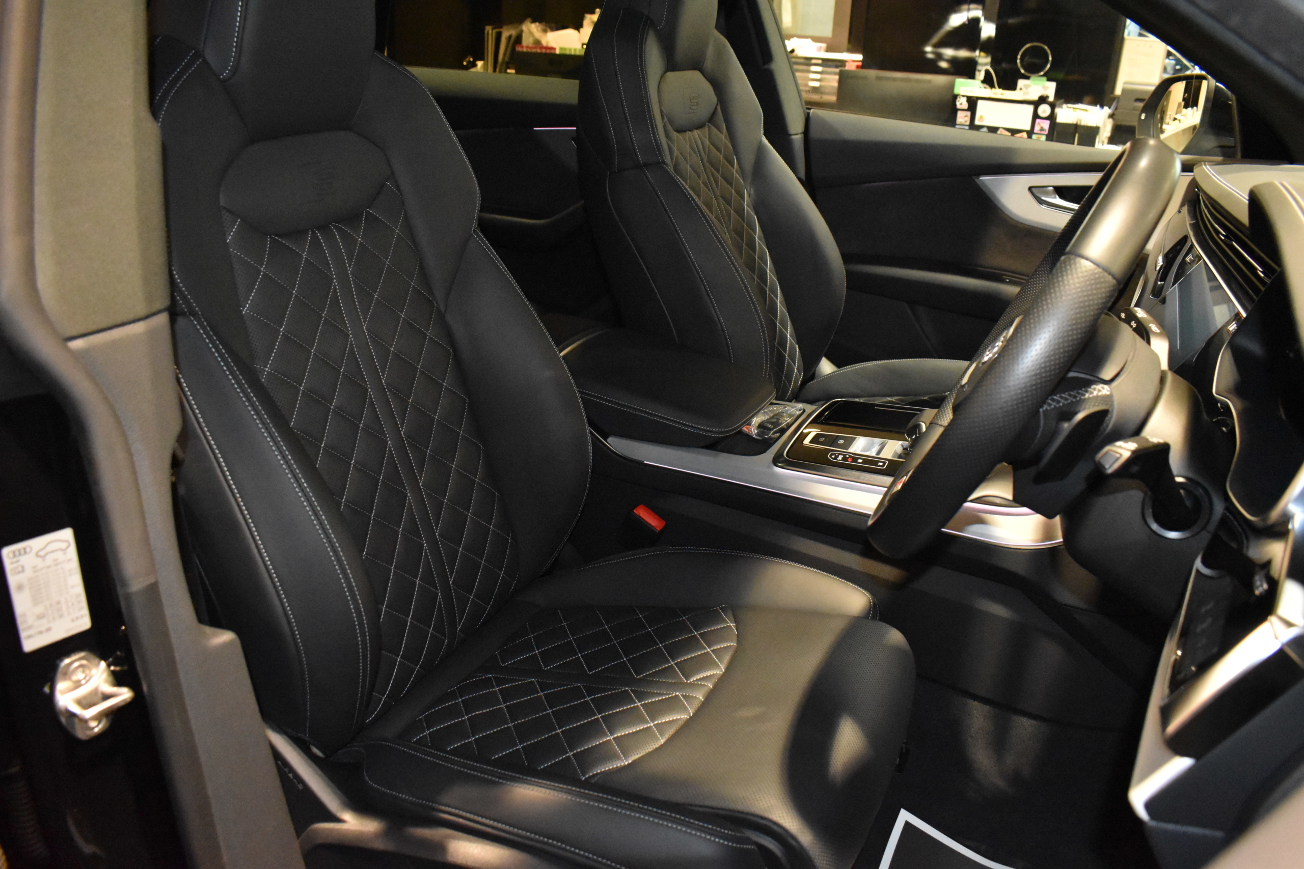 Audi Q8 55TFSI quattro Slineプラスパッケージ　コンフォートアシスタンスパッケージ　パノラマサンルーフ　レッドキャリパー　各部ブラックアウト