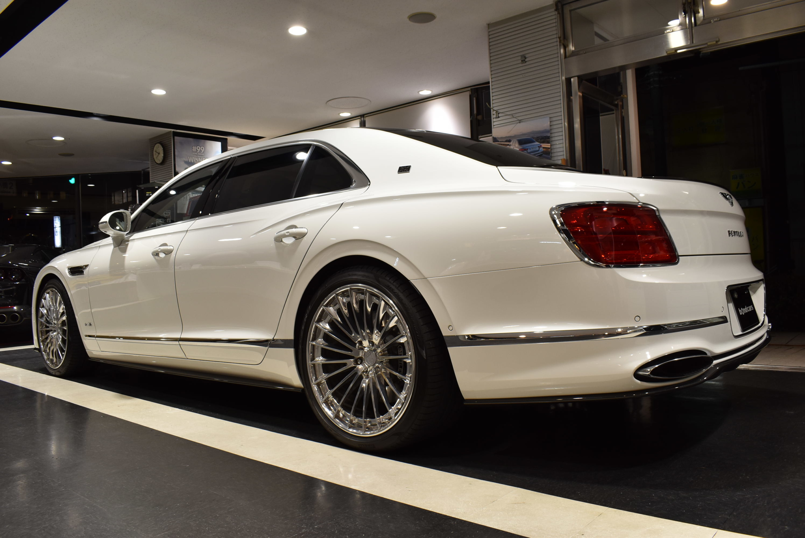 ベントレーフライングスパーW12 FIRST ED ローディングディスプレイ カーボンエアロPKG HRE22インチAW ローダウン