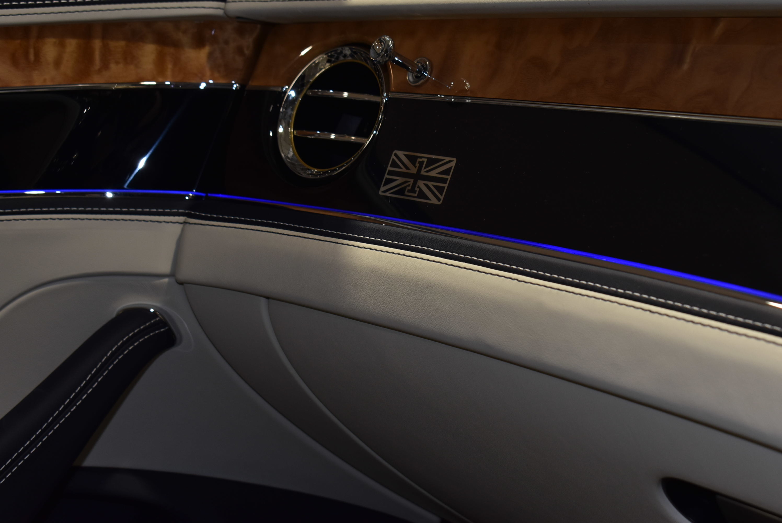 ベントレーフライングスパーW12 FIRST ED ローディングディスプレイ カーボンエアロPKG HRE22インチAW ローダウン