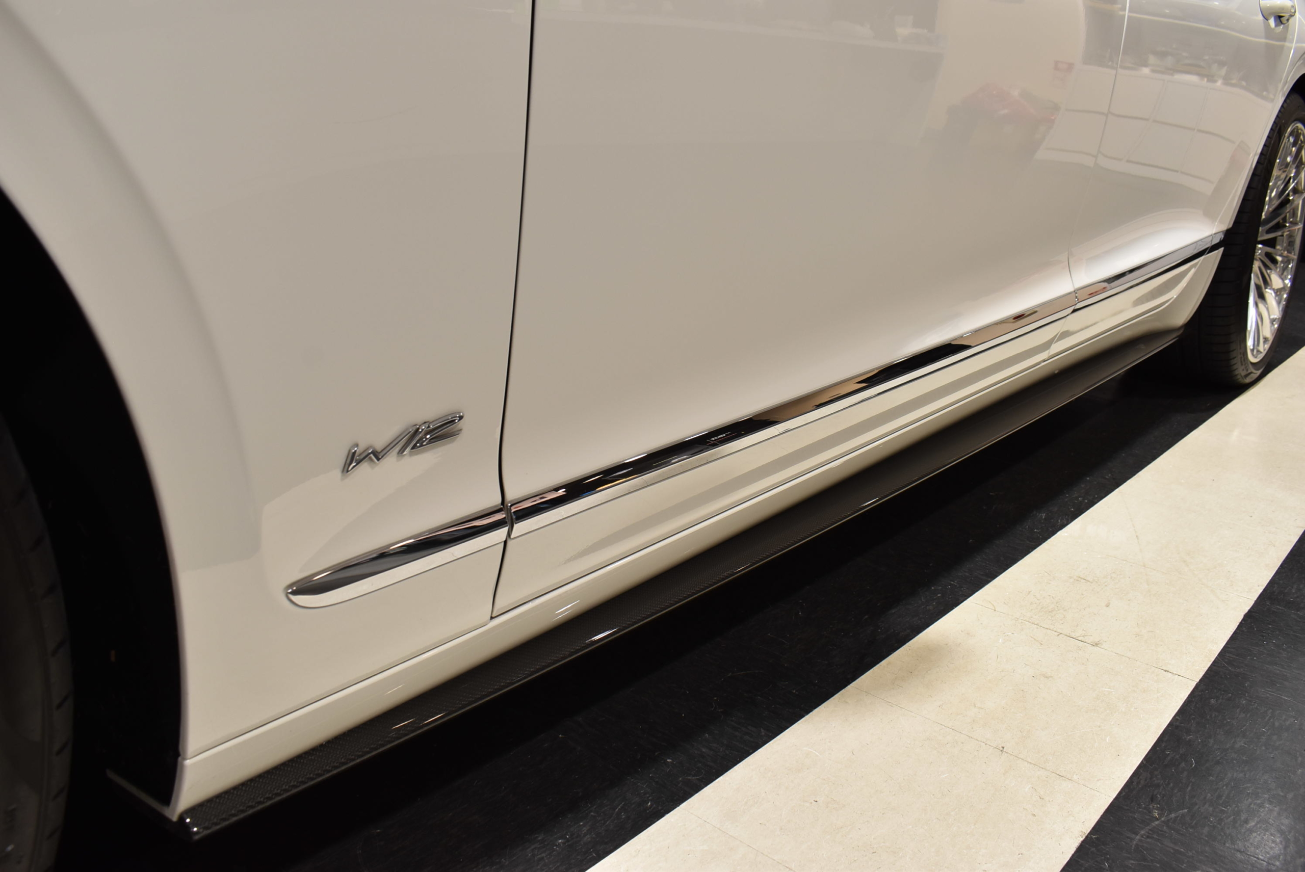 ベントレーフライングスパーW12 FIRST ED ローディングディスプレイ カーボンエアロPKG HRE22インチAW ローダウン