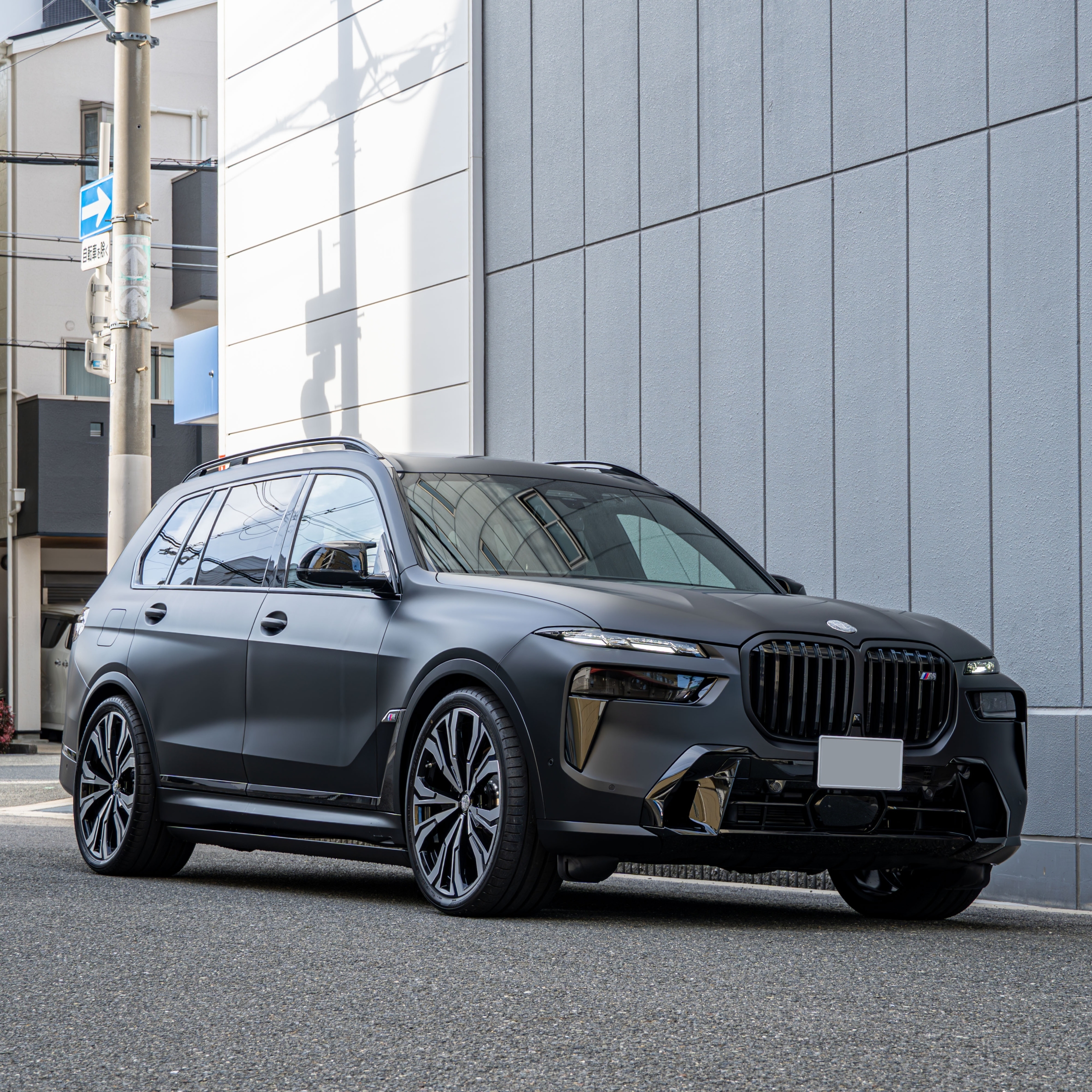 BMW G07 X7 M60i BLACK-α ×電動サイドステップ・ロワリングモジュール・スペーサー・フィルム 　ボンド大阪