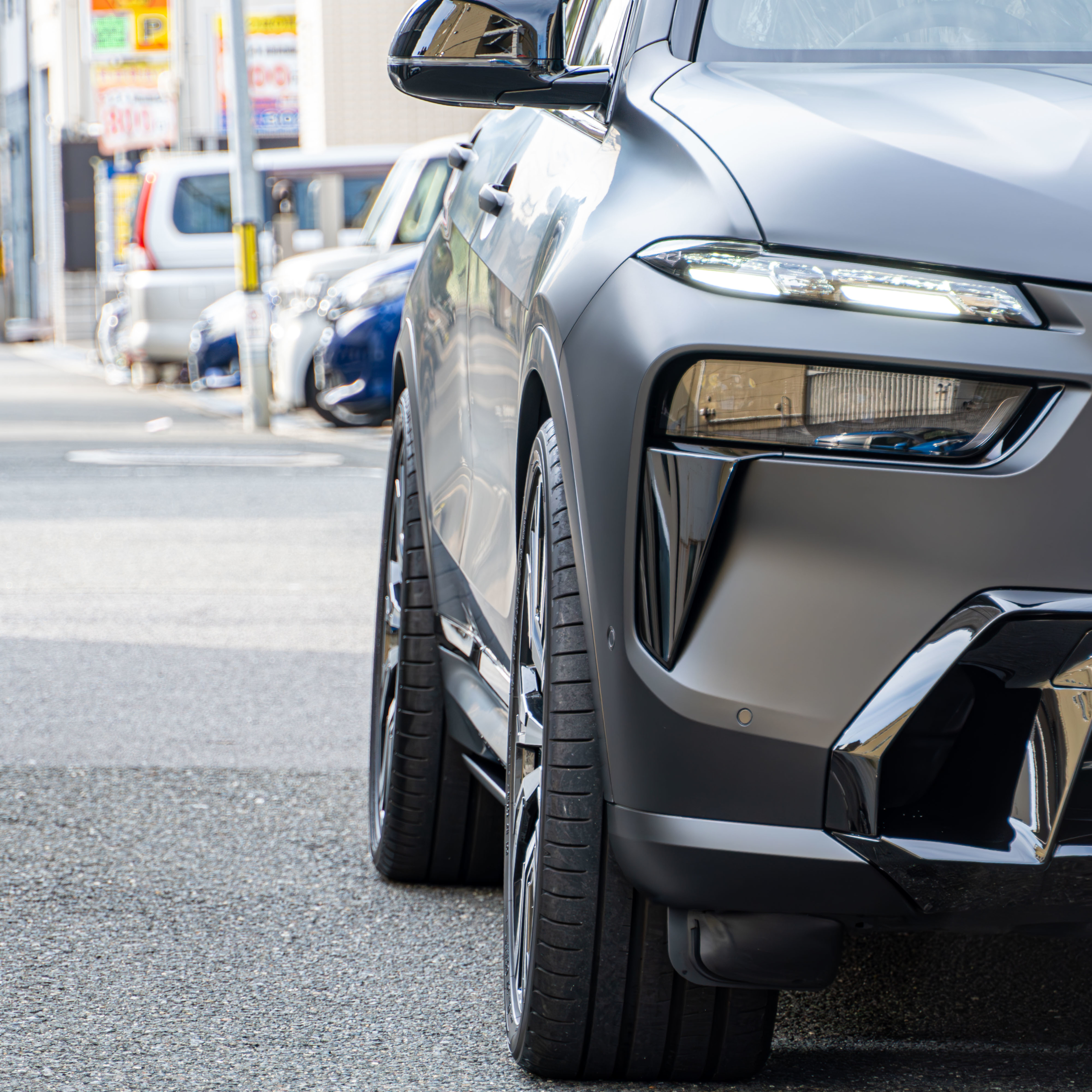 BMW G07 X7 M60i BLACK-α ×電動サイドステップ・ロワリングモジュール・スペーサー・フィルム ボンド大阪