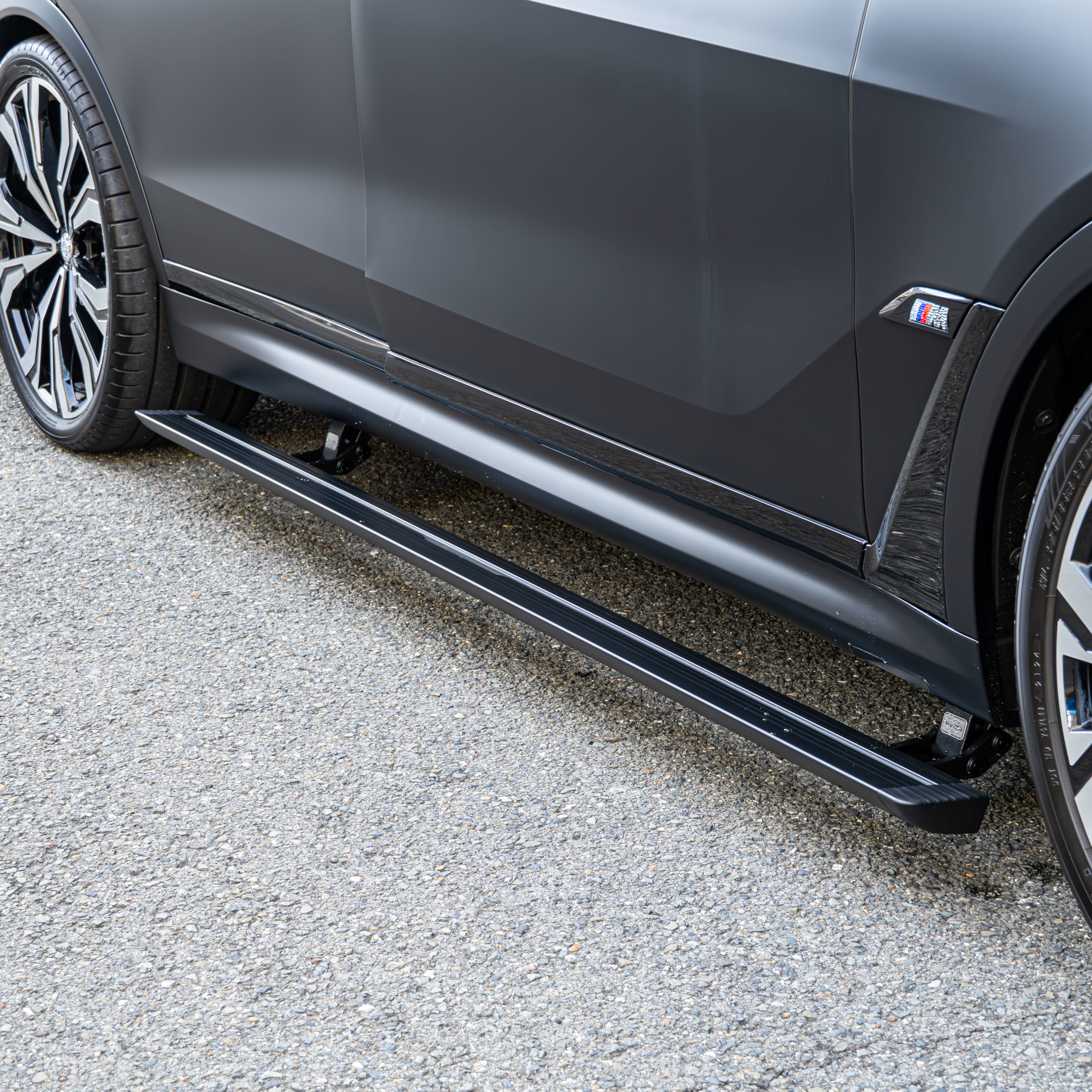 BMW G07 X7 M60i BLACK-α ×電動サイドステップ・ロワリングモジュール・スペーサー・フィルム ボンド大阪