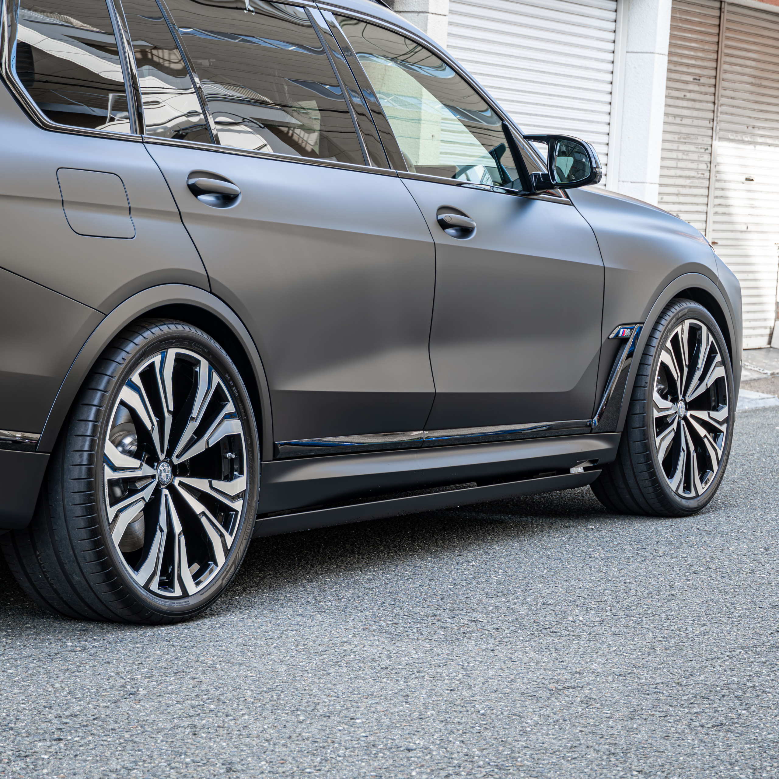 BMW G07 X7 M60i BLACK-α ×電動サイドステップ・ロワリングモジュール・スペーサー・フィルム ボンド大阪