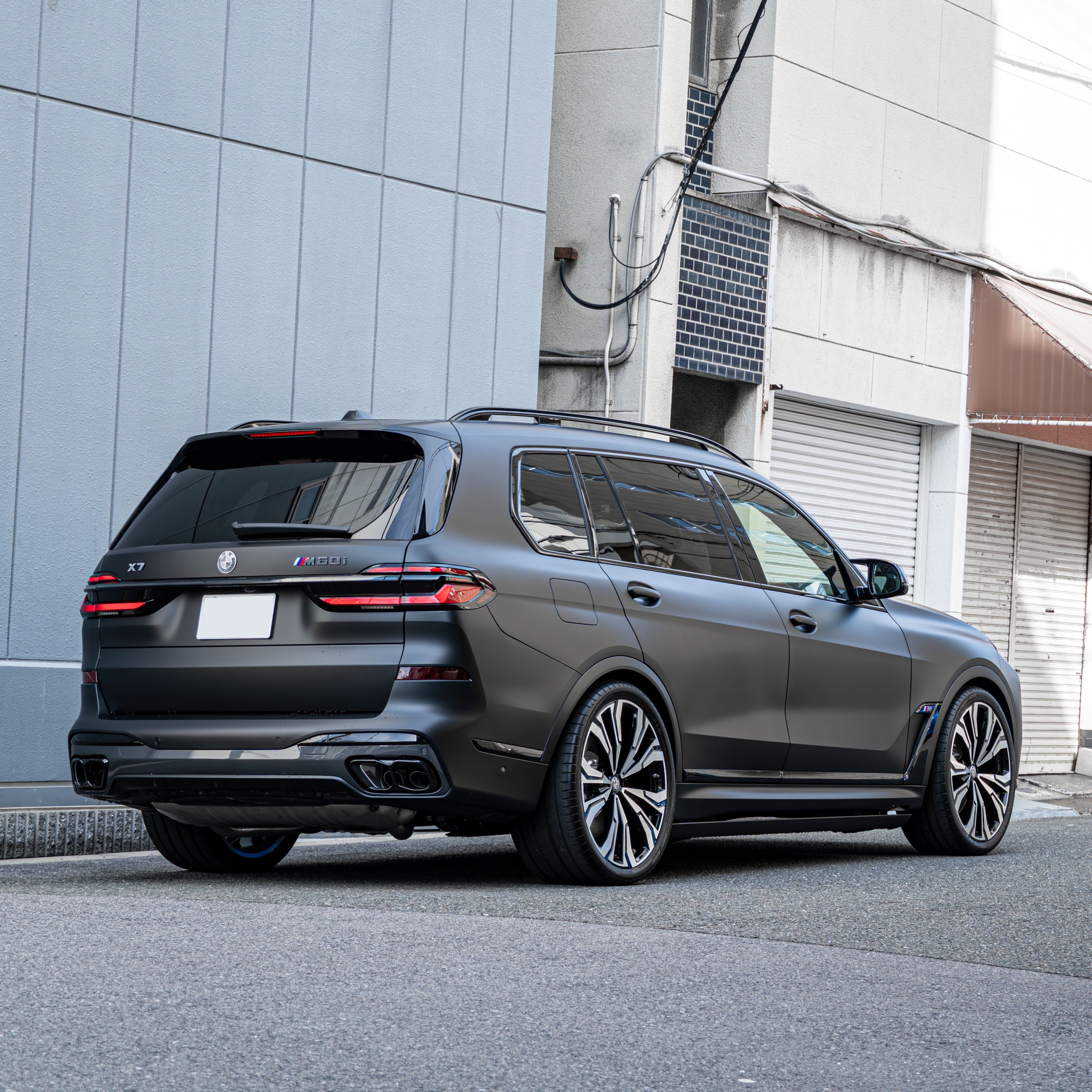 BMW G07 X7 M60i BLACK-α ×電動サイドステップ・ロワリングモジュール・スペーサー・フィルム ボンド大阪