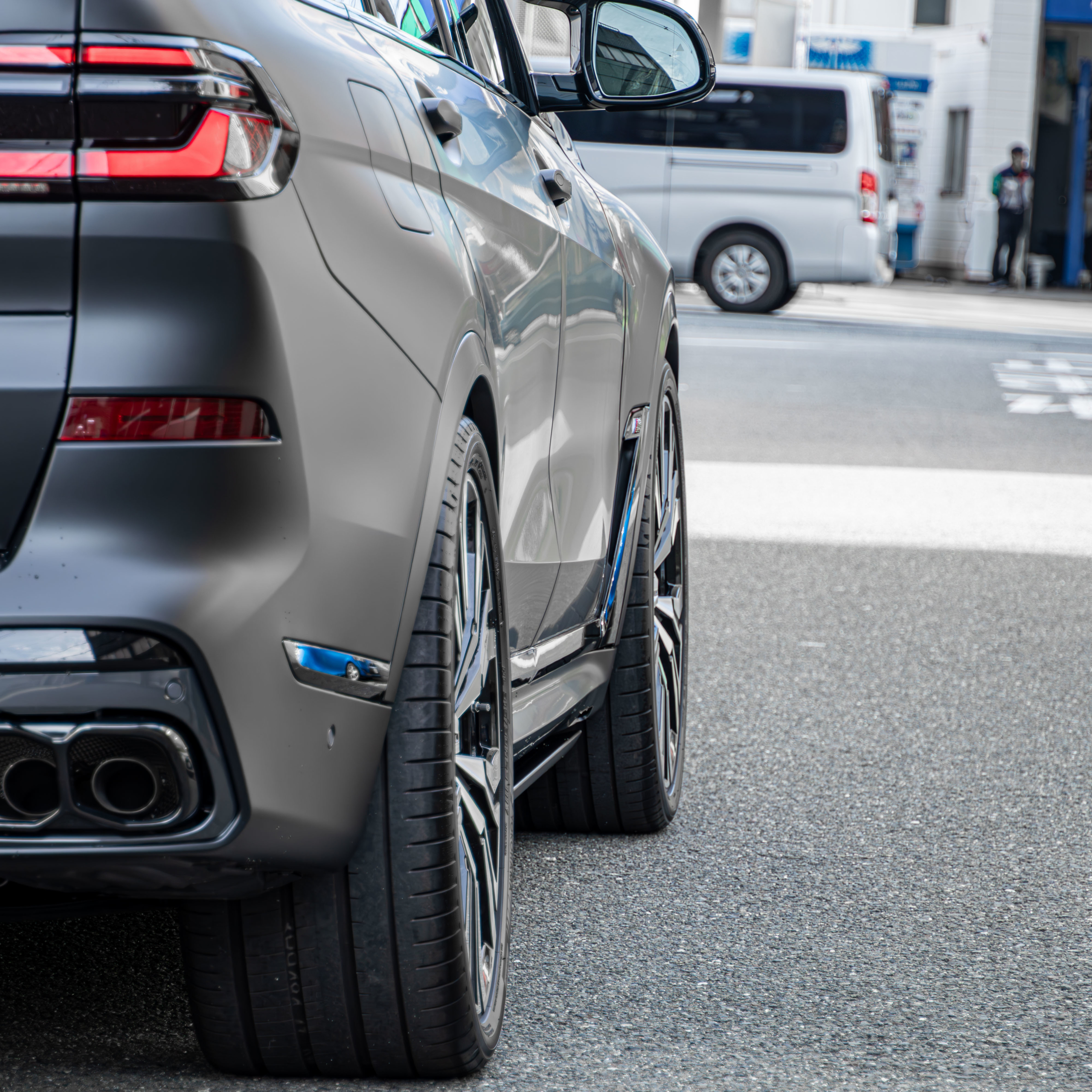 BMW G07 X7 M60i BLACK-α ×電動サイドステップ・ロワリングモジュール・スペーサー・フィルム ボンド大阪