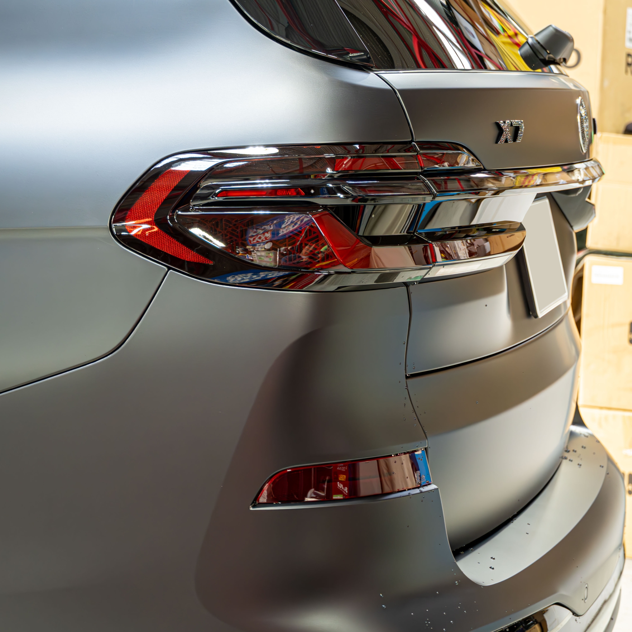 BMW G07 X7 M60i BLACK-α ×電動サイドステップ・ロワリングモジュール・スペーサー・フィルム ボンド大阪