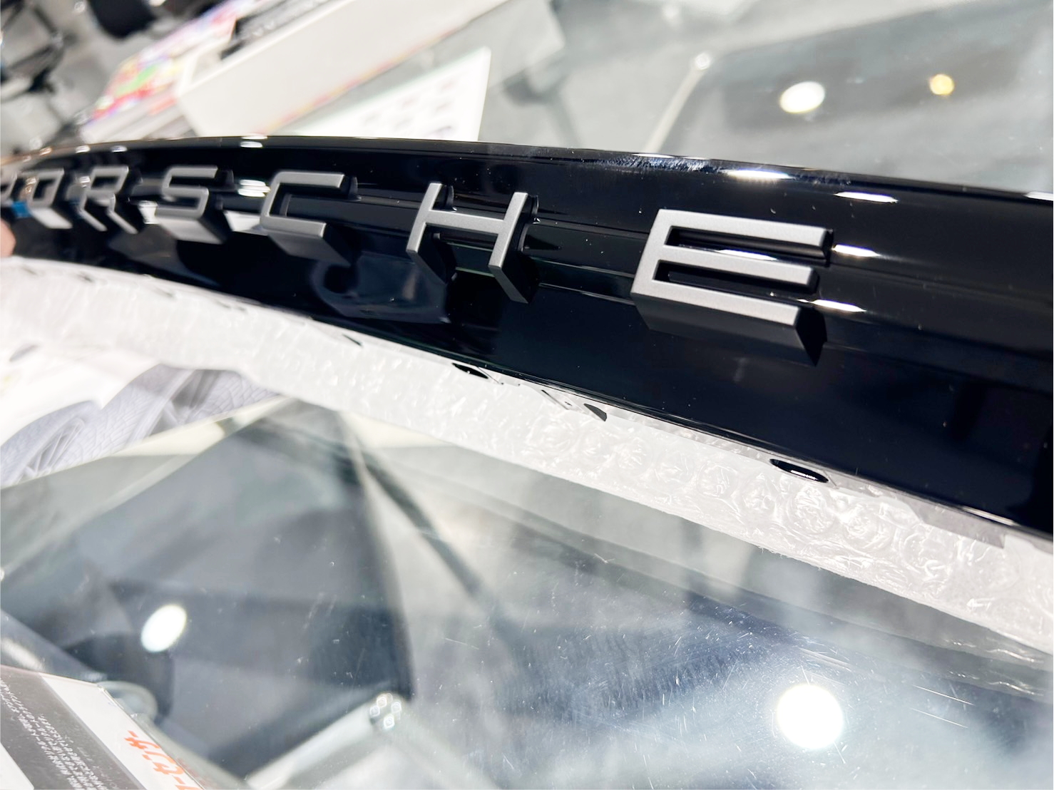 718 ケイマン GT4 エンブレム ブラックアウト