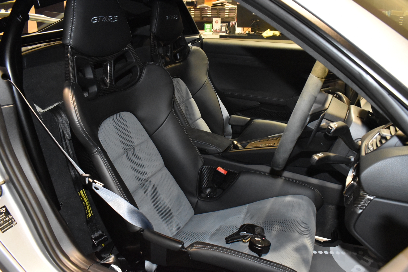 ポルシェ　Porsche　ケイマン　GT4RS　スポーツパッケージ　GTシルバー　新着入庫車両　ボンド大阪　ボンドカーズ　ボンドグルプ