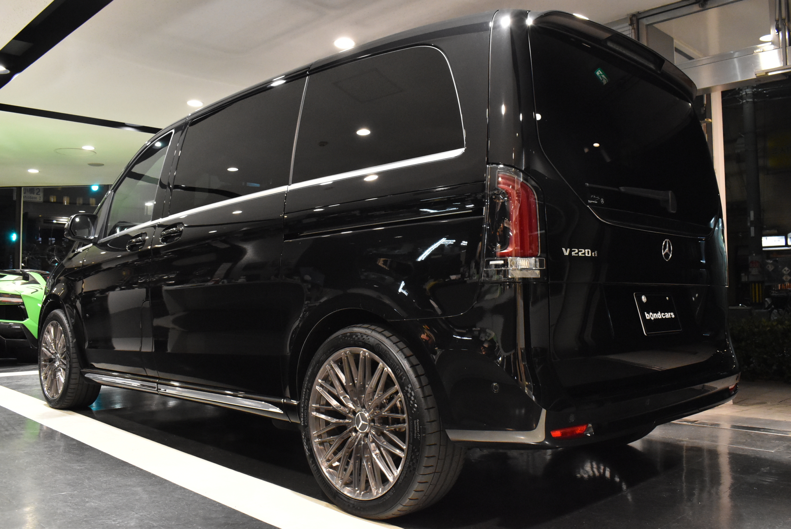 V220dショートボディ　後期モデル　オブシディアンブラック　右ハンドル　AKFORGED20インチ　低ダストパッド　レーダー＆ドライブレコーダー　ウインドウフィルム