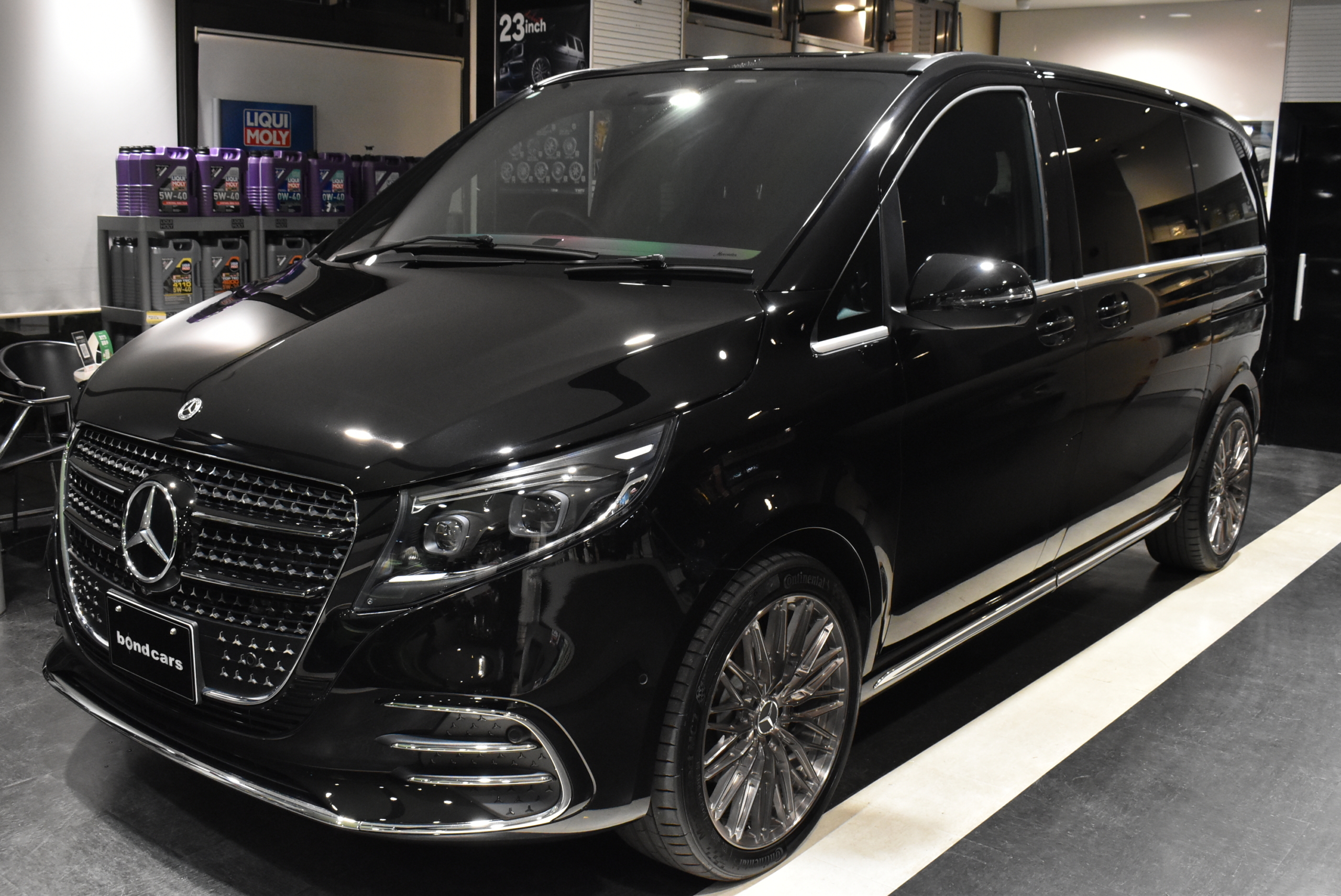 V220dショートボディ　後期モデル　オブシディアンブラック　右ハンドル　AKFORGED20インチ　低ダストパッド　レーダー＆ドライブレコーダー　ウインドウフィルム