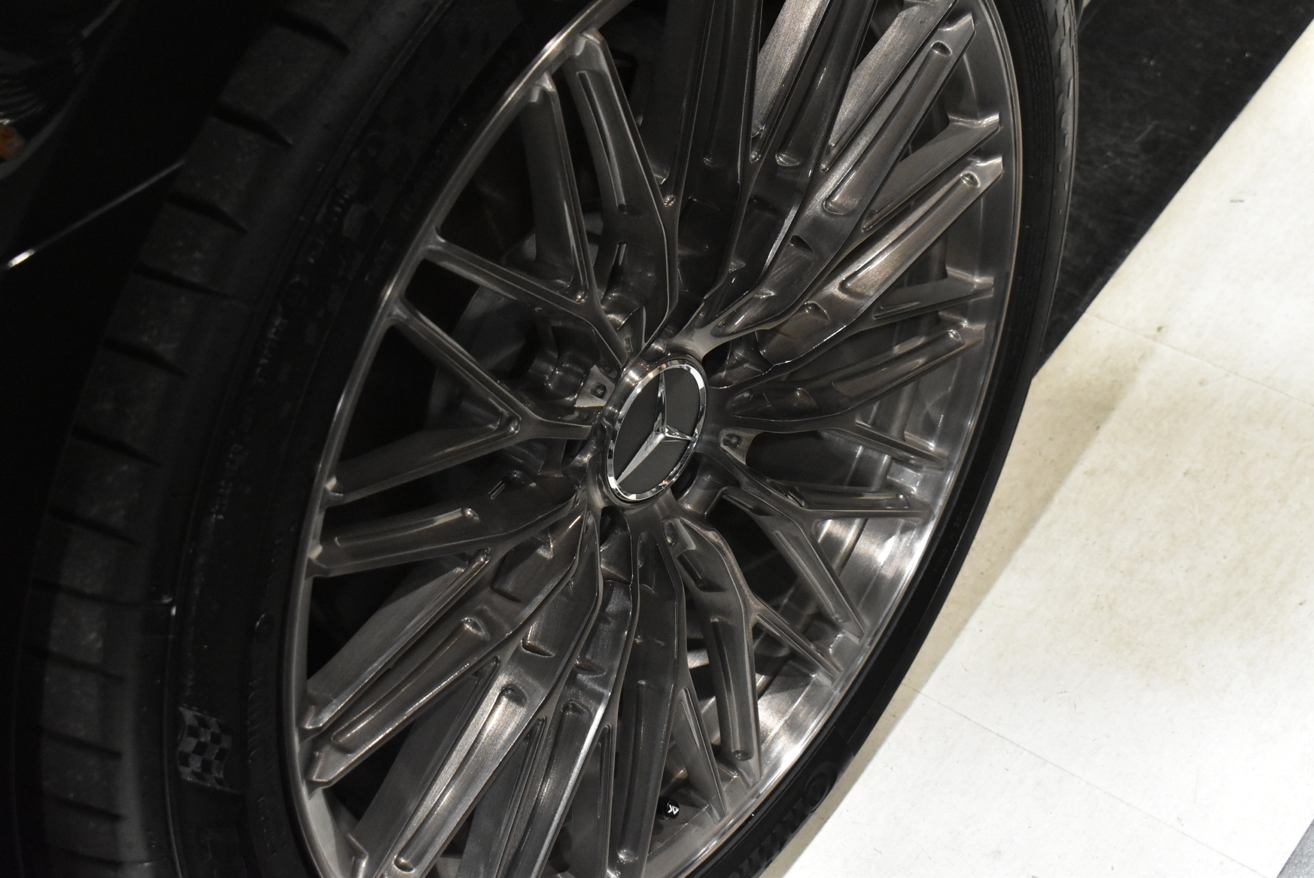 V220dショートボディ　後期モデル　オブシディアンブラック　右ハンドル　AKFORGED20インチ　低ダストパッド　レーダー＆ドライブレコーダー　ウインドウフィルム