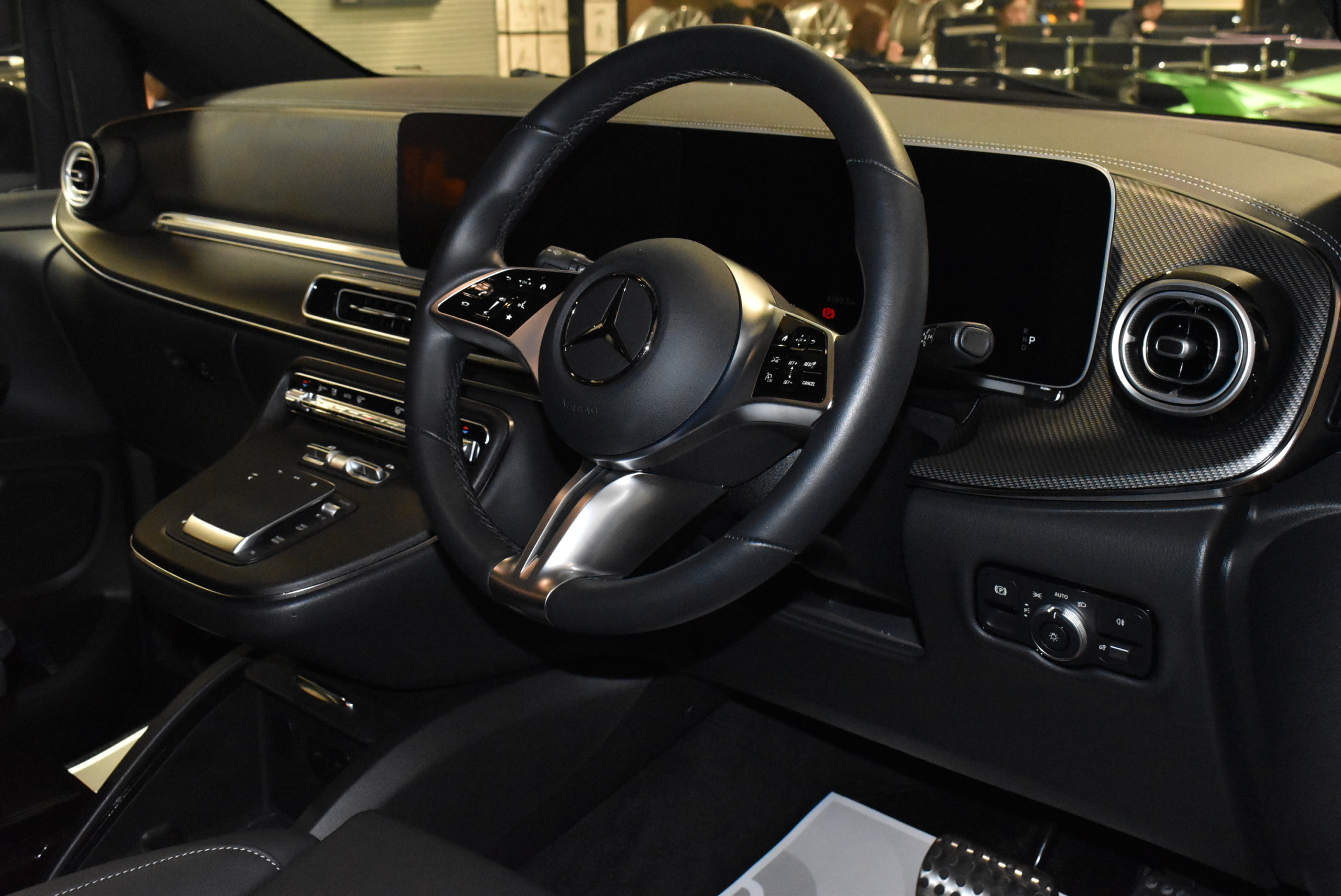 V220dショートボディ　後期モデル　オブシディアンブラック　右ハンドル　AKFORGED20インチ　低ダストパッド　レーダー＆ドライブレコーダー　ウインドウフィルム