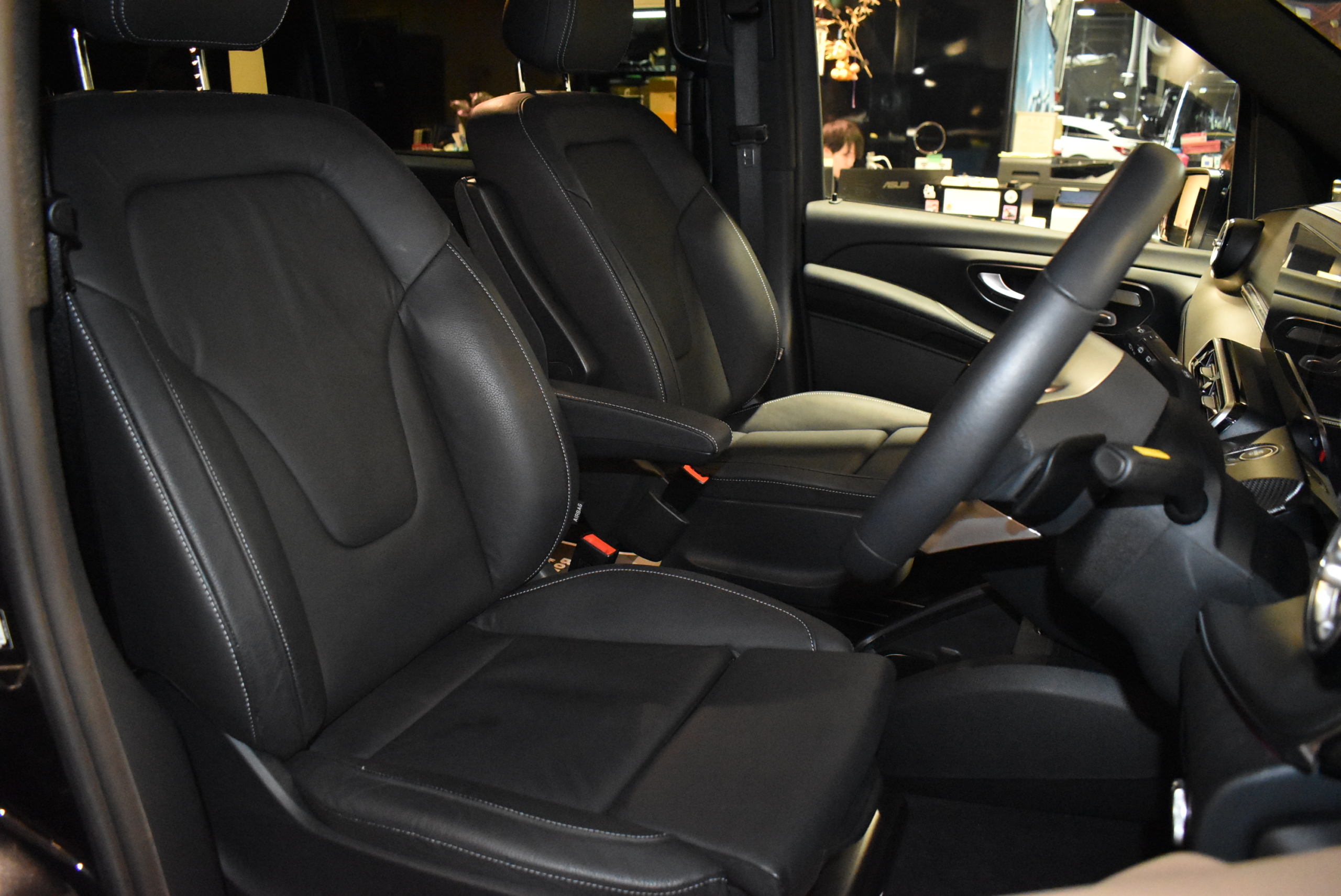 V220dショートボディ　後期モデル　オブシディアンブラック　右ハンドル　AKFORGED20インチ　低ダストパッド　レーダー＆ドライブレコーダー　ウインドウフィルム