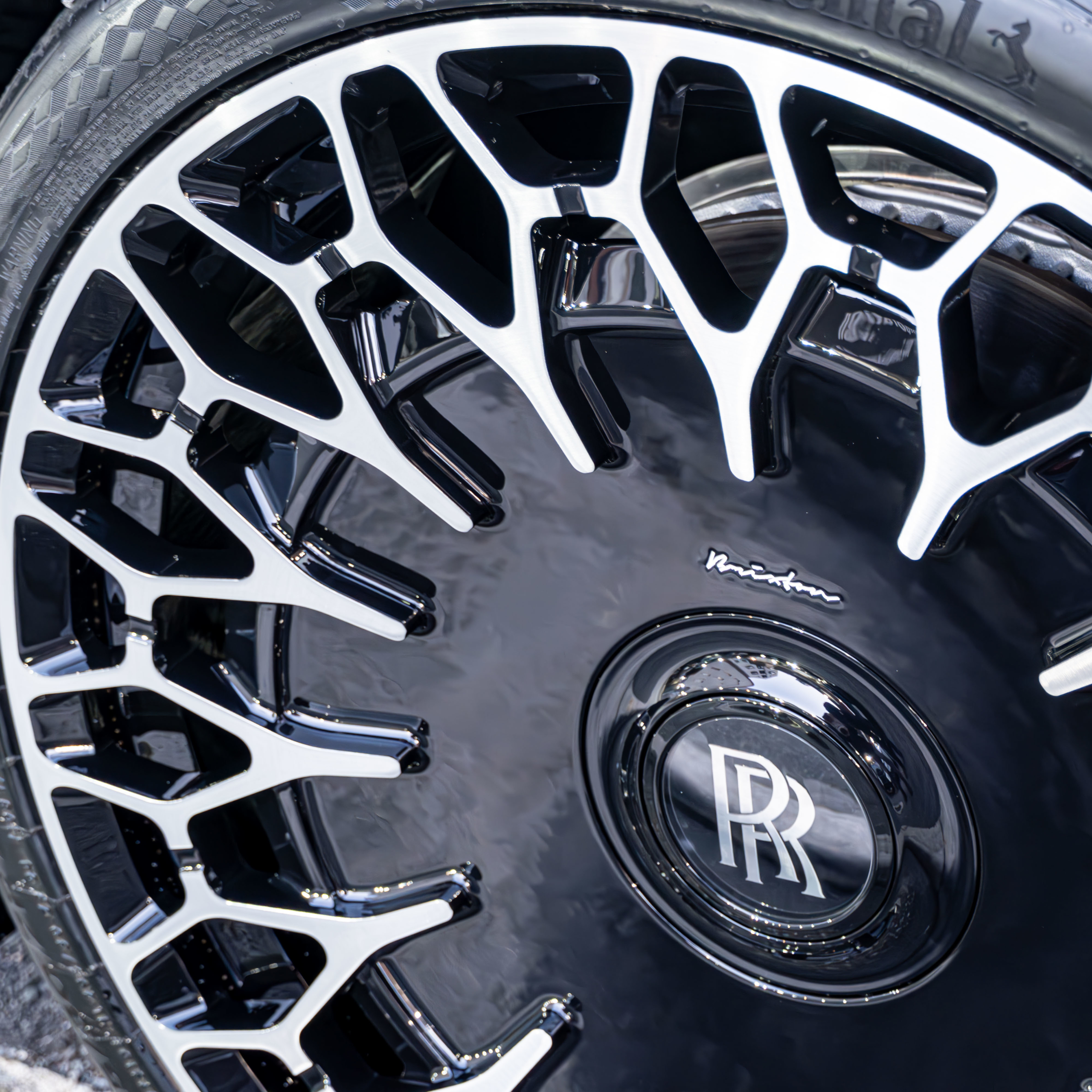 Rolls-Royce Spectre×Brixton Forged！！　ボンド大阪