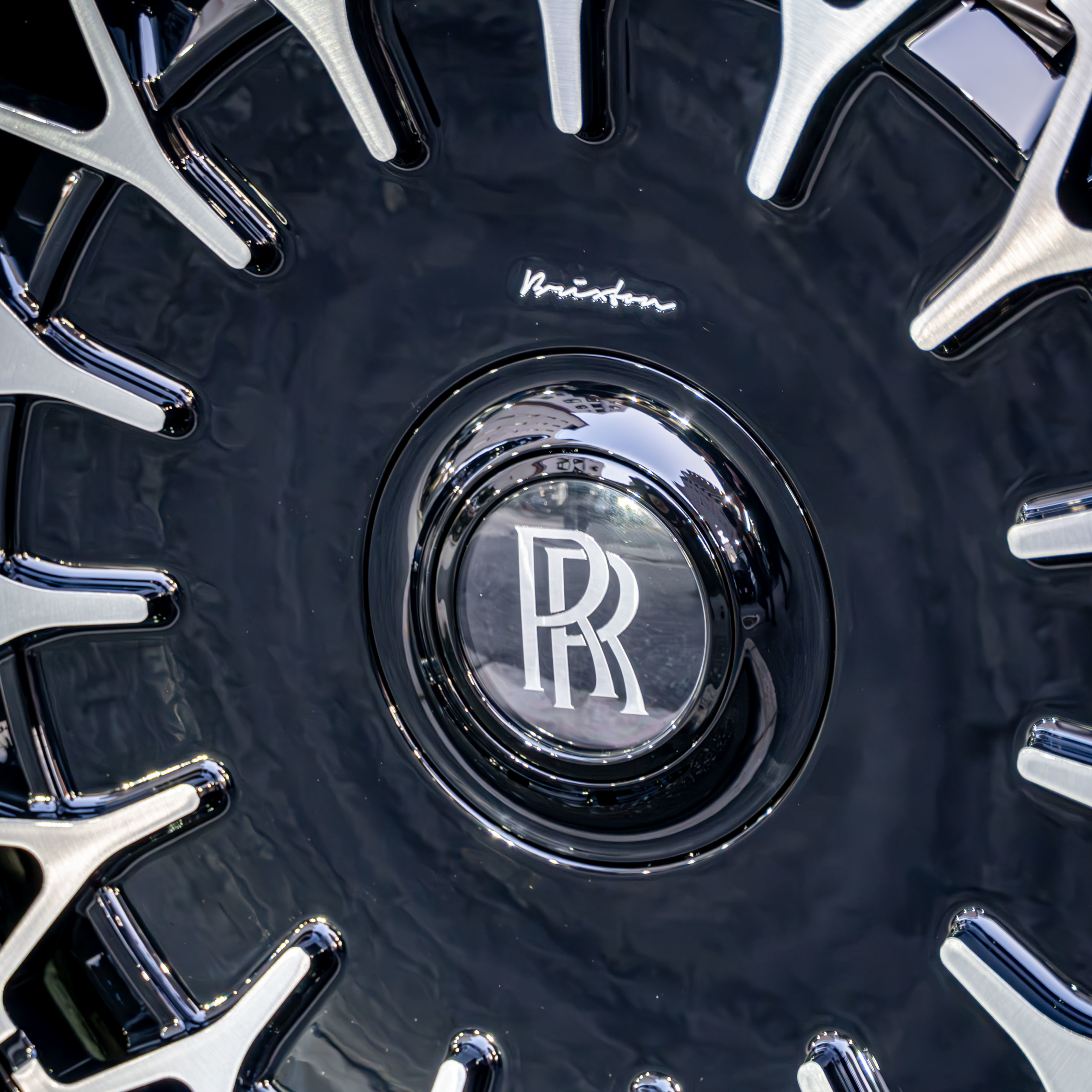 Rolls-Royce Spectre×Brixton Forged！！　ボンド大阪