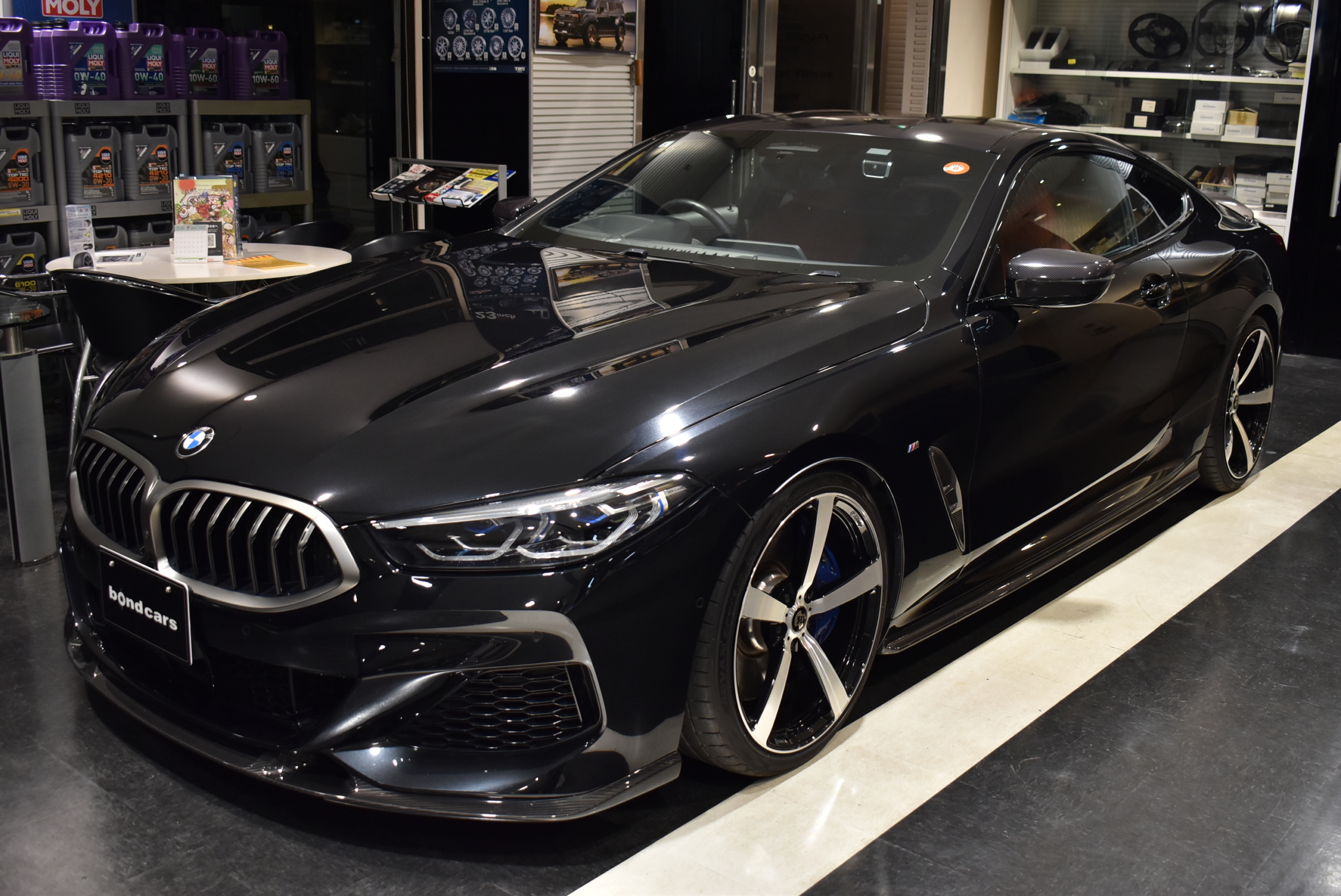 M850i XDrive CUPE　ブラックサファイア ３Ｄデザイン　Ｆ/Ｓ/Ｒ/ＲＷ　 ローダウンサス　 ３Dデザイン２０インチＡＷ　 赤黒レザーシート（ベンチレーション） カーボンラッピング（ルーフ・ミラー） クリスタルシフトノブ