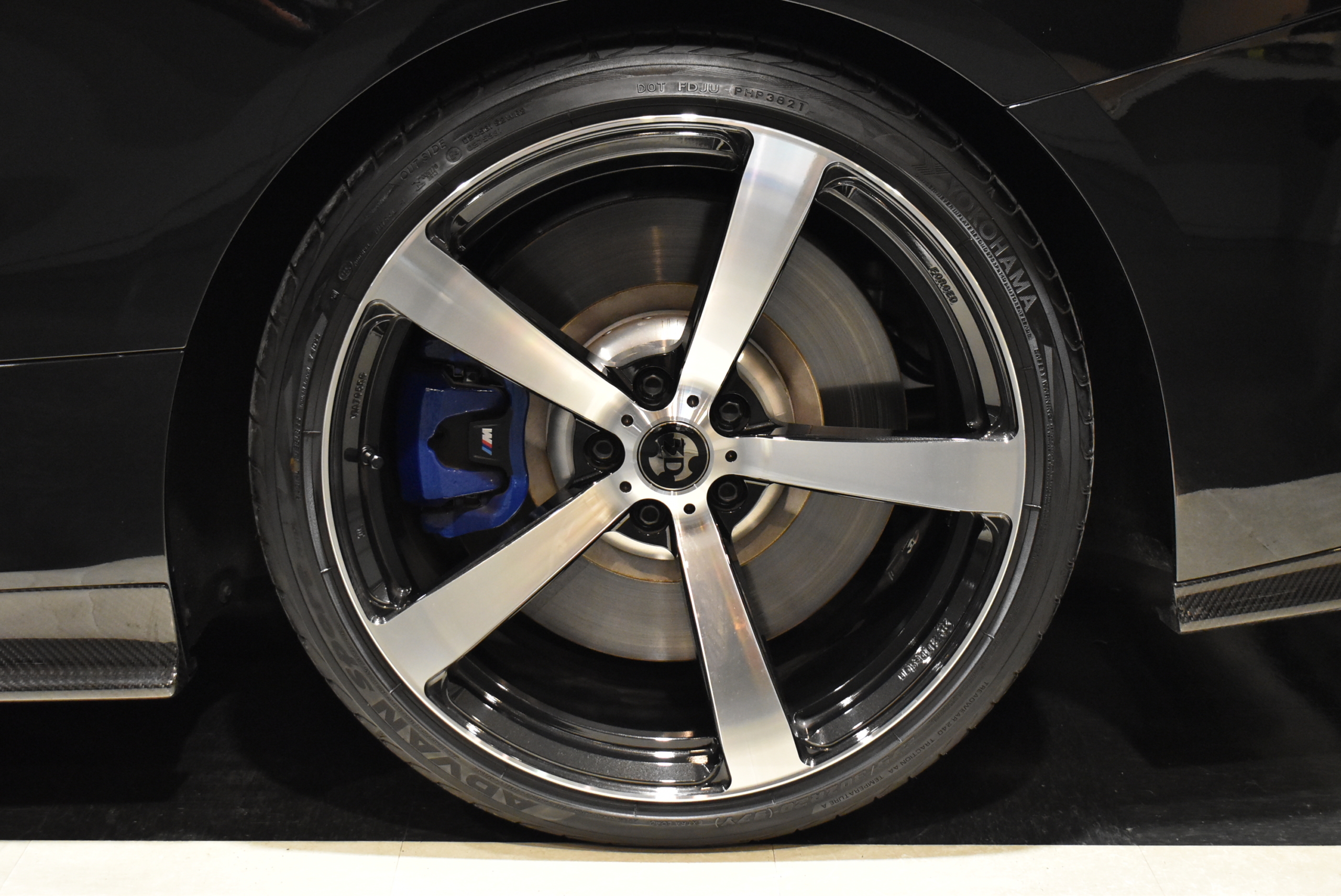 M850i XDrive CUPE　ブラックサファイア ３Ｄデザイン　Ｆ/Ｓ/Ｒ/ＲＷ　 ローダウンサス　 ３Dデザイン２０インチＡＷ　 赤黒レザーシート（ベンチレーション） カーボンラッピング（ルーフ・ミラー） クリスタルシフトノブ