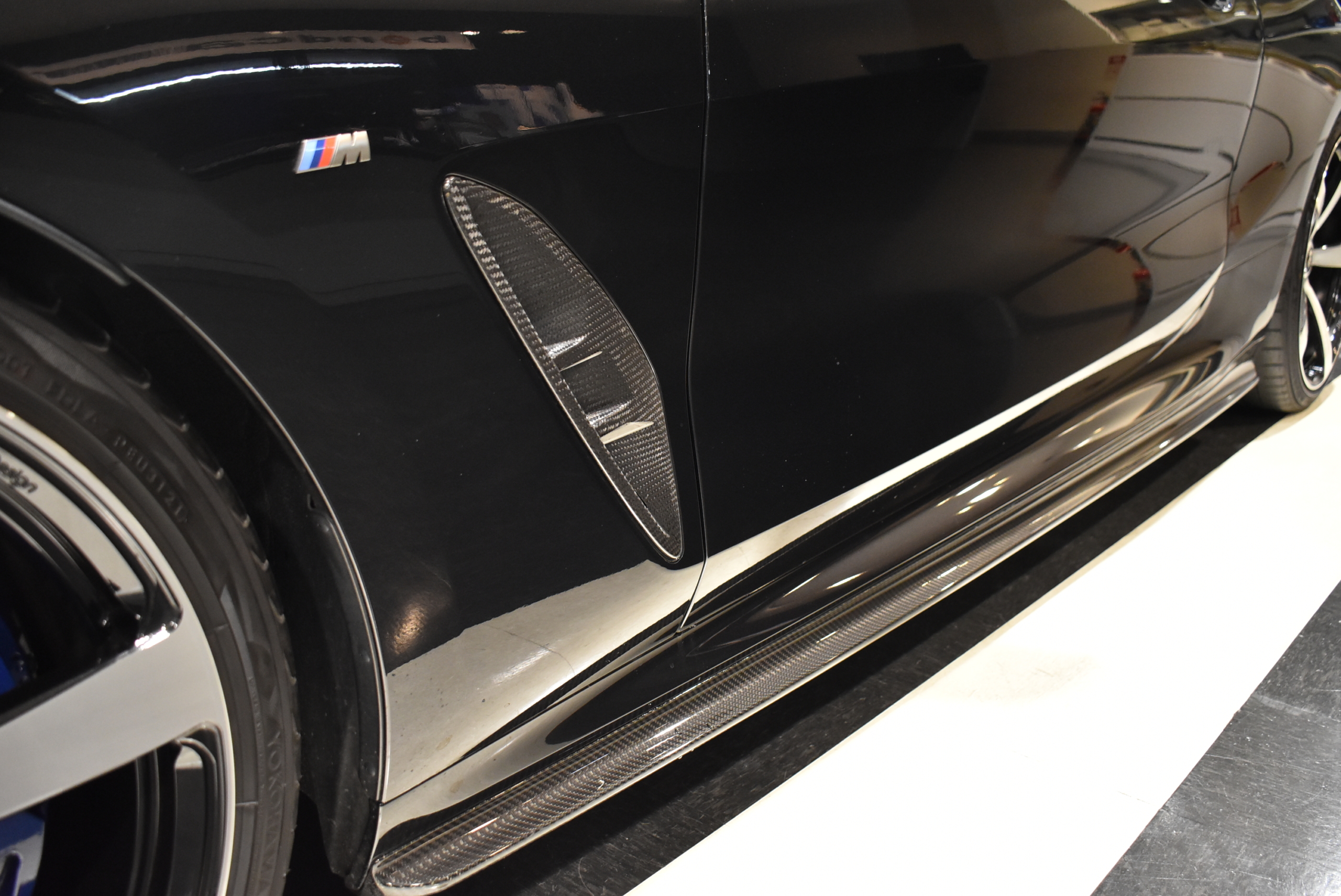 M850i XDrive CUPE　ブラックサファイア ３Ｄデザイン　Ｆ/Ｓ/Ｒ/ＲＷ　 ローダウンサス　 ３Dデザイン２０インチＡＷ　 赤黒レザーシート（ベンチレーション） カーボンラッピング（ルーフ・ミラー） クリスタルシフトノブ