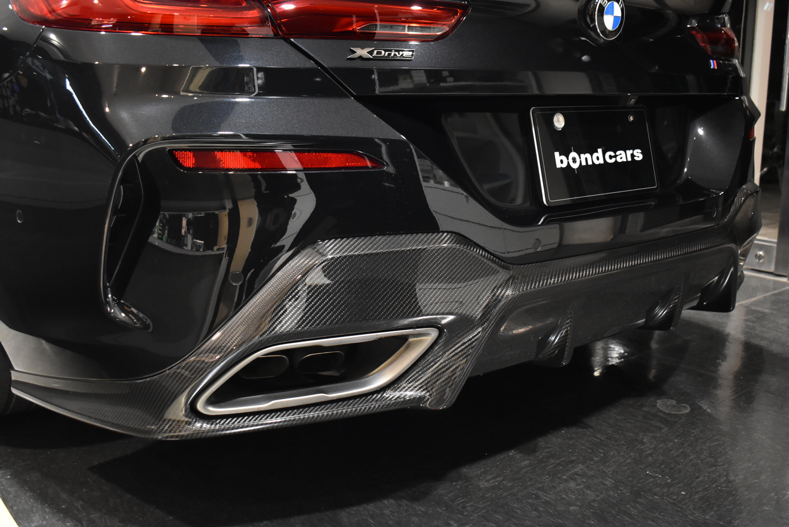 M850i XDrive CUPE　ブラックサファイア ３Ｄデザイン　Ｆ/Ｓ/Ｒ/ＲＷ　 ローダウンサス　 ３Dデザイン２０インチＡＷ　 赤黒レザーシート（ベンチレーション） カーボンラッピング（ルーフ・ミラー） クリスタルシフトノブ