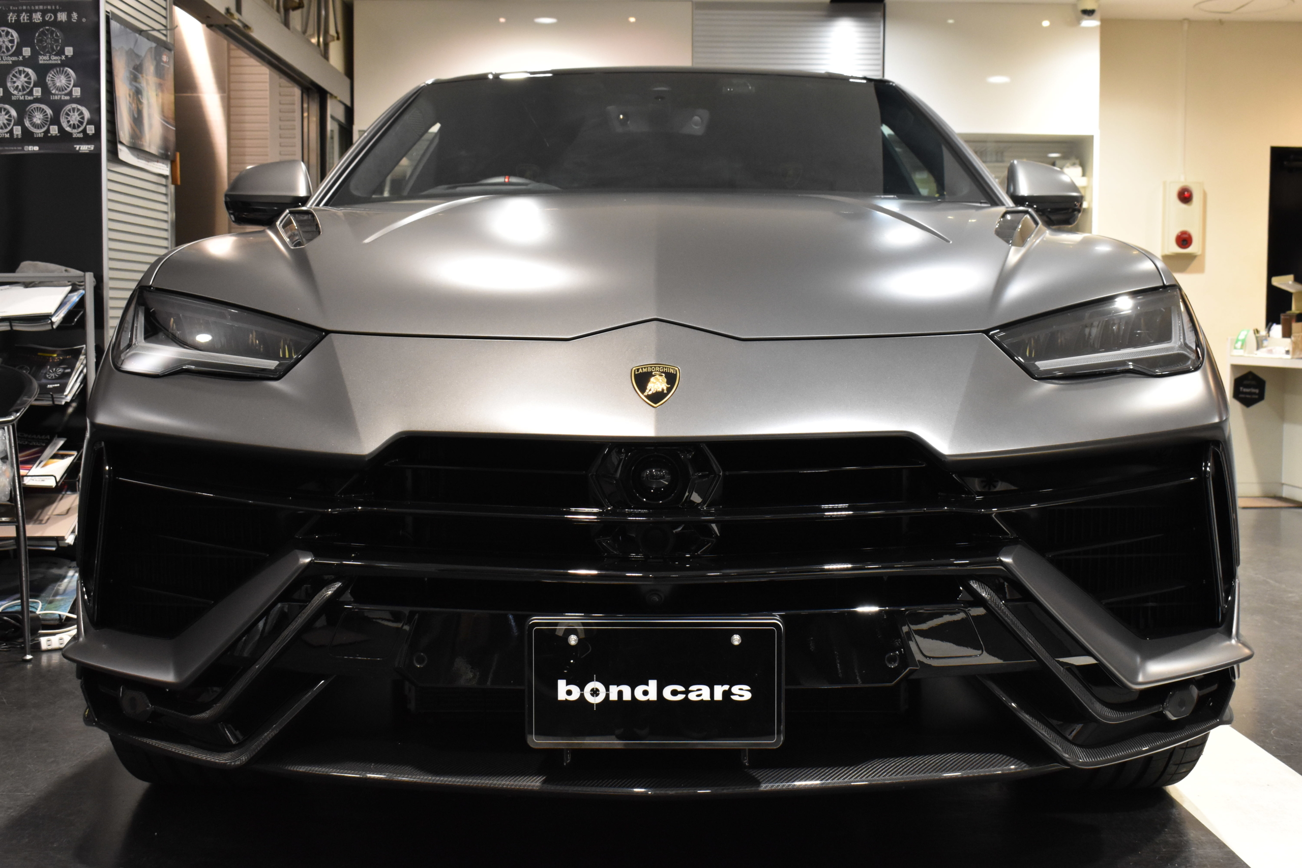 ウルス　ペルフォルマンテ　ステルスプロテクション　B&Oサウンドシステム パノラマルーフ シートベンチレーション ヘッドアップディスプレイ TVチューナー