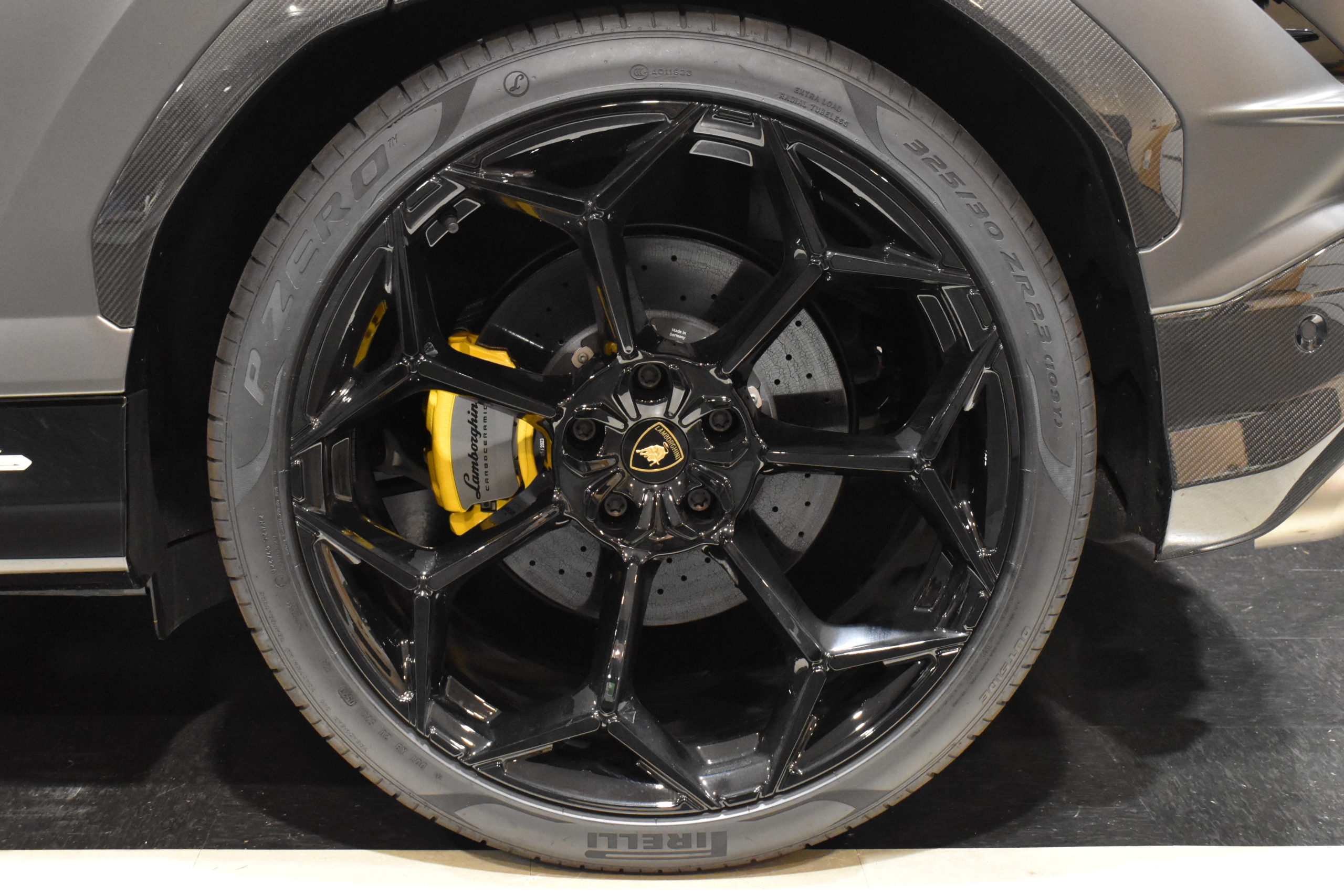 ウルス　ペルフォルマンテ　ステルスプロテクション　B&Oサウンドシステム パノラマルーフ シートベンチレーション ヘッドアップディスプレイ TVチューナー