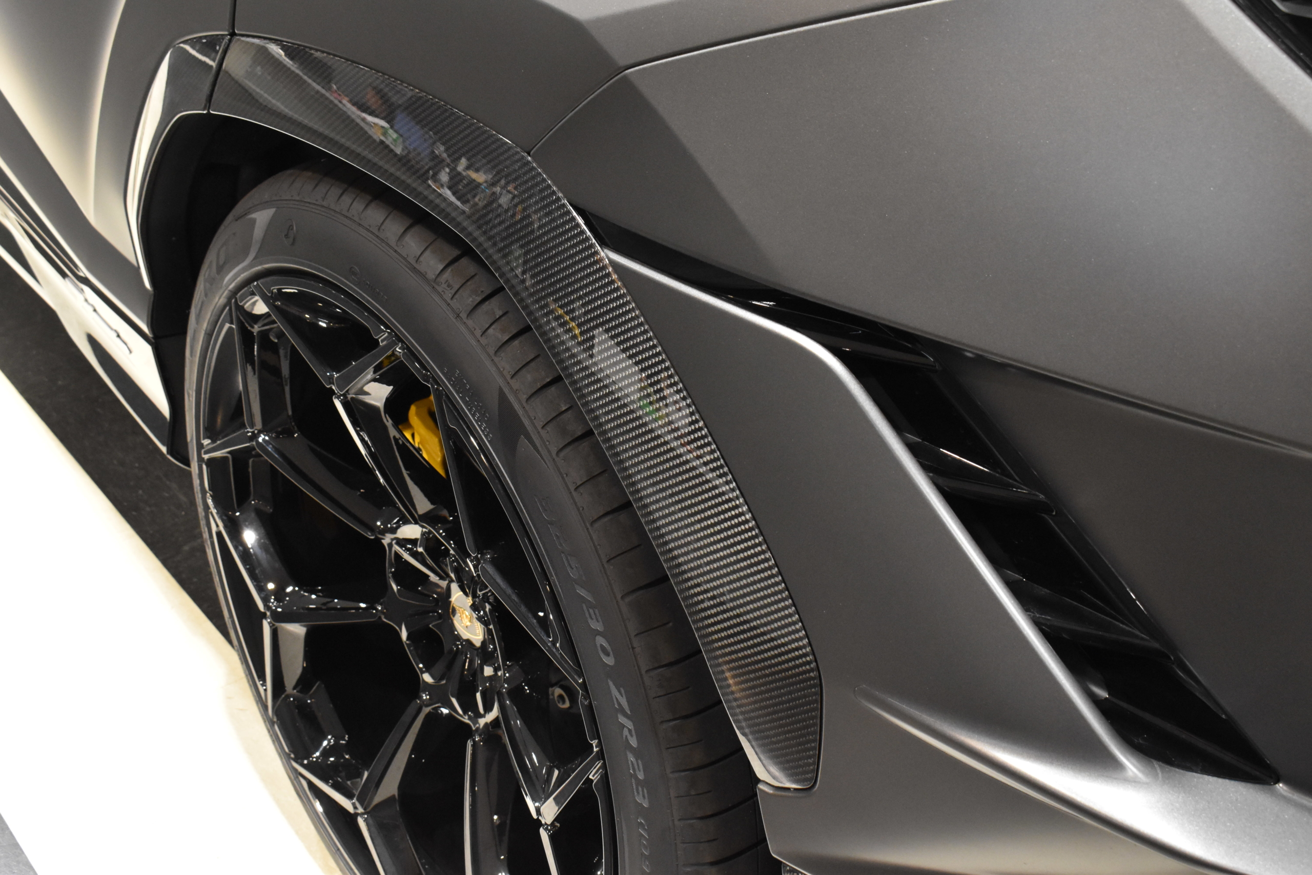 ウルス　ペルフォルマンテ　ステルスプロテクション　B&Oサウンドシステム パノラマルーフ シートベンチレーション ヘッドアップディスプレイ TVチューナー