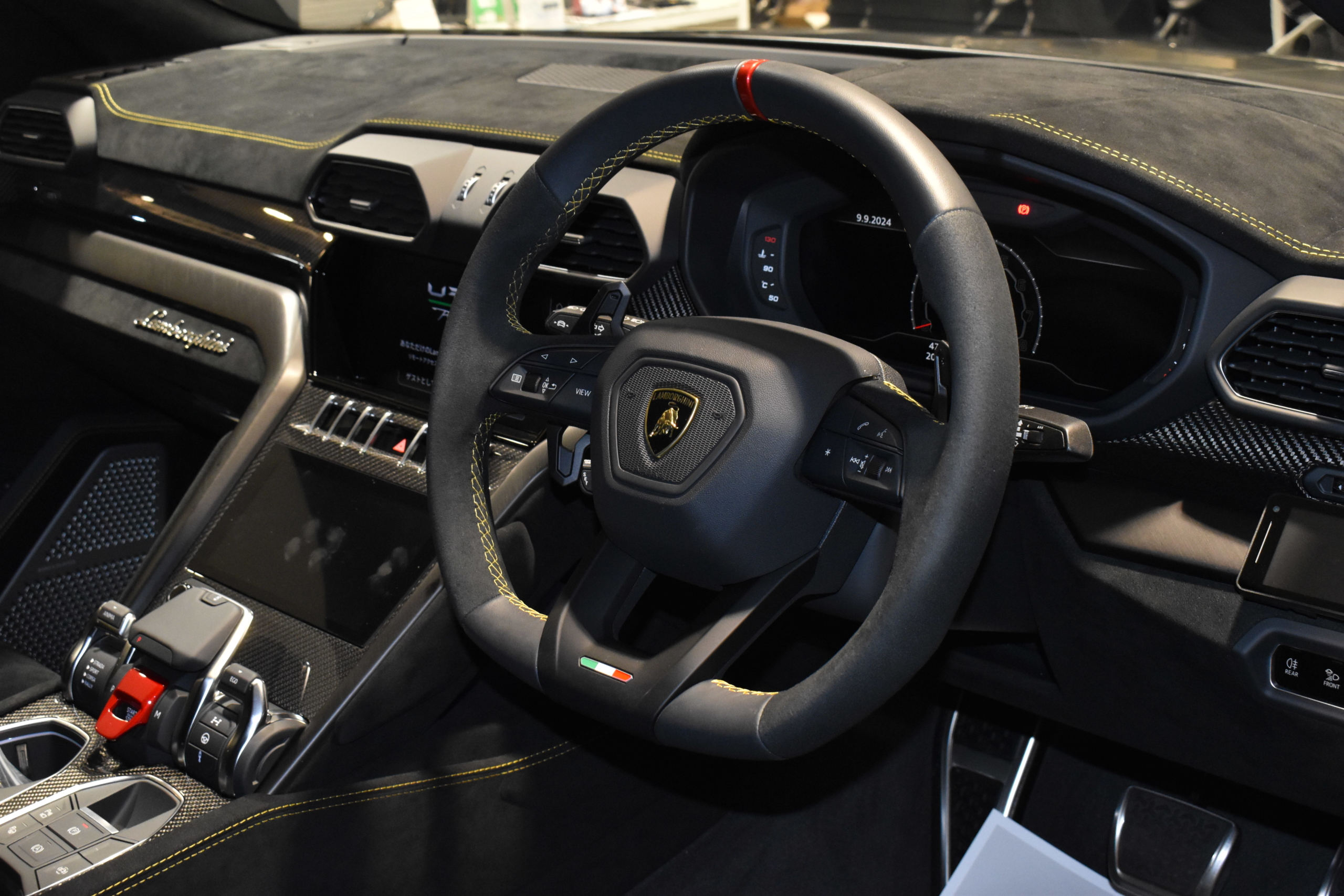 ウルス　ペルフォルマンテ　ステルスプロテクション　B&Oサウンドシステム パノラマルーフ シートベンチレーション ヘッドアップディスプレイ TVチューナー