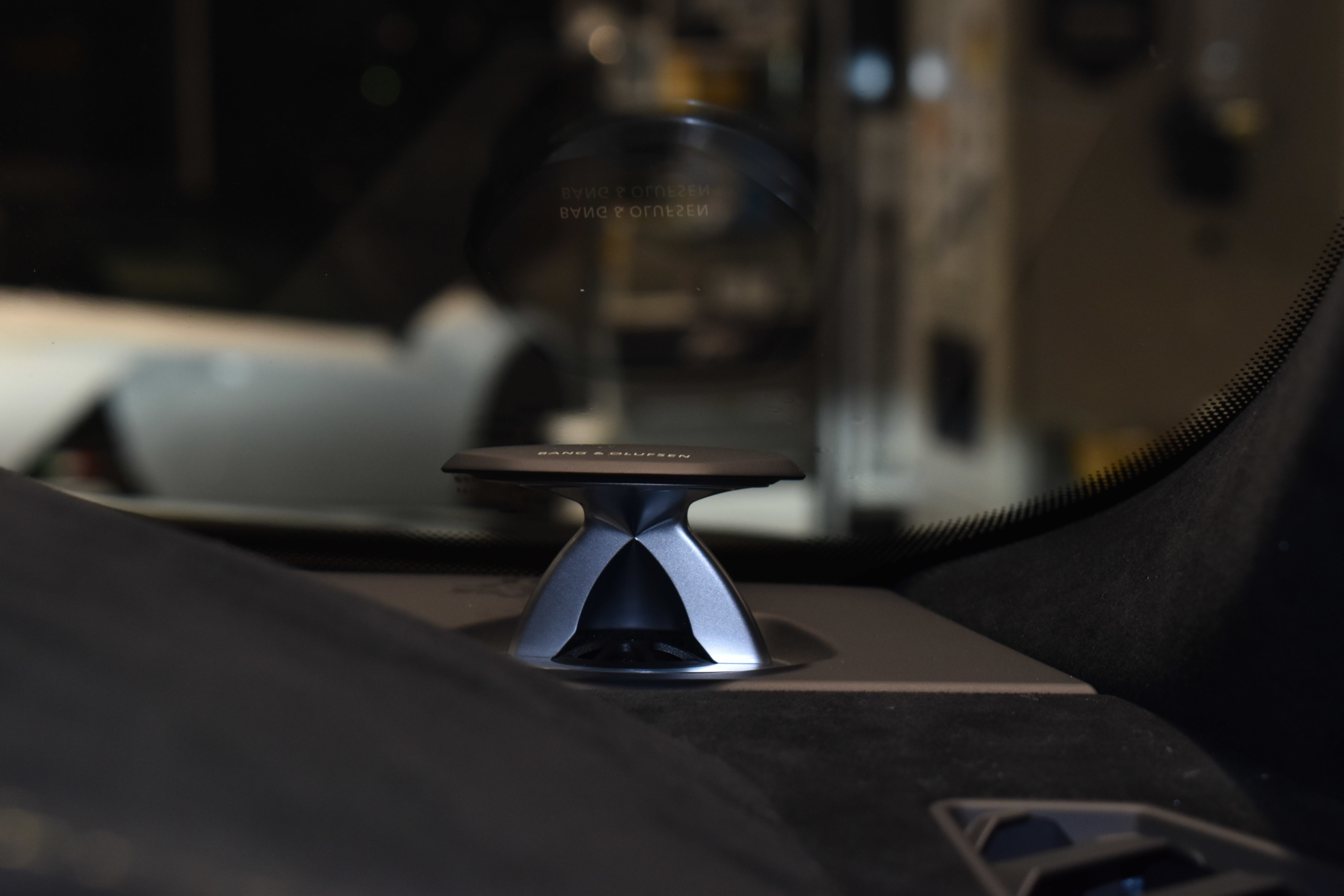 ウルス　ペルフォルマンテ　ステルスプロテクション　B&Oサウンドシステム パノラマルーフ シートベンチレーション ヘッドアップディスプレイ TVチューナー