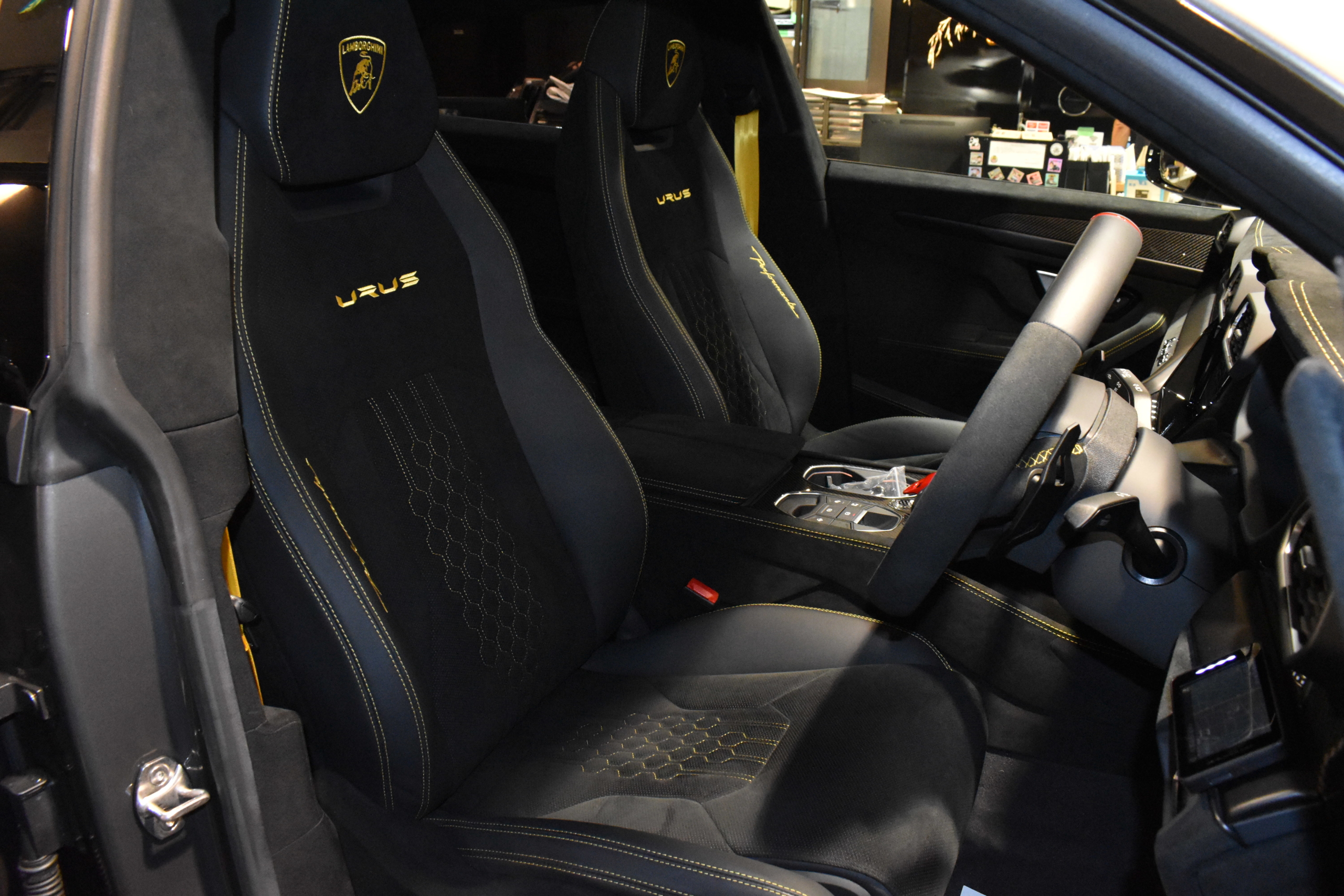 ウルス　ペルフォルマンテ　ステルスプロテクション　B&Oサウンドシステム パノラマルーフ シートベンチレーション ヘッドアップディスプレイ TVチューナー