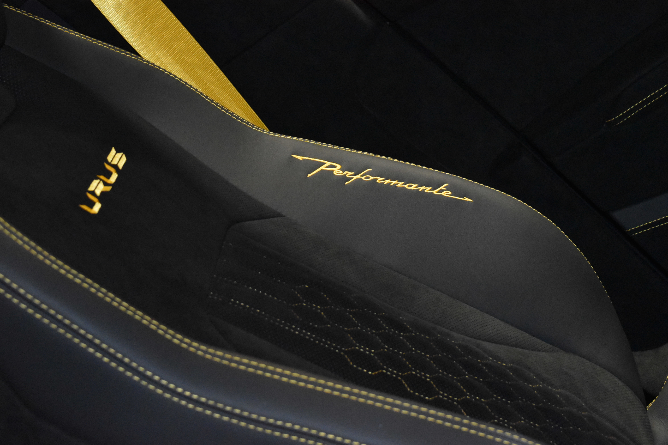 ウルス　ペルフォルマンテ　ステルスプロテクション　B&Oサウンドシステム パノラマルーフ シートベンチレーション ヘッドアップディスプレイ TVチューナー